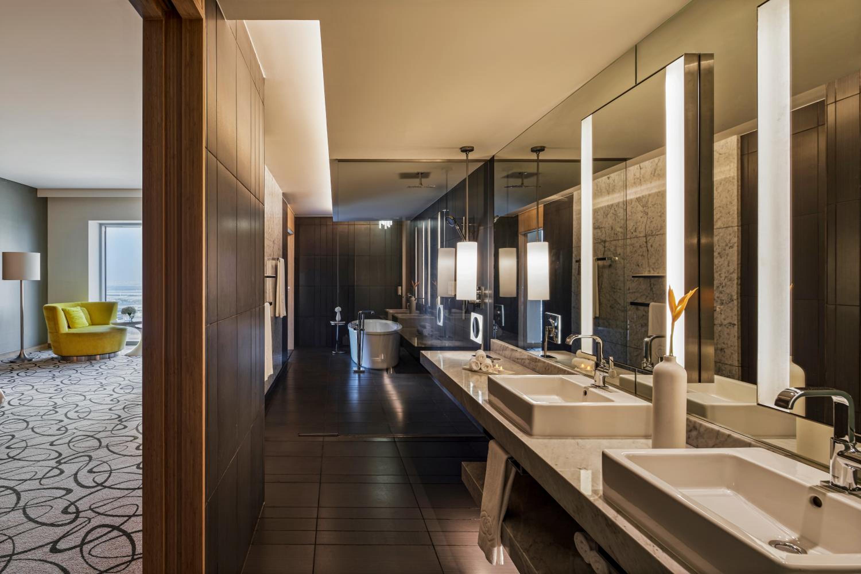 Luxury King Room with Club Access and Burj Khalifa View thumbnail 5