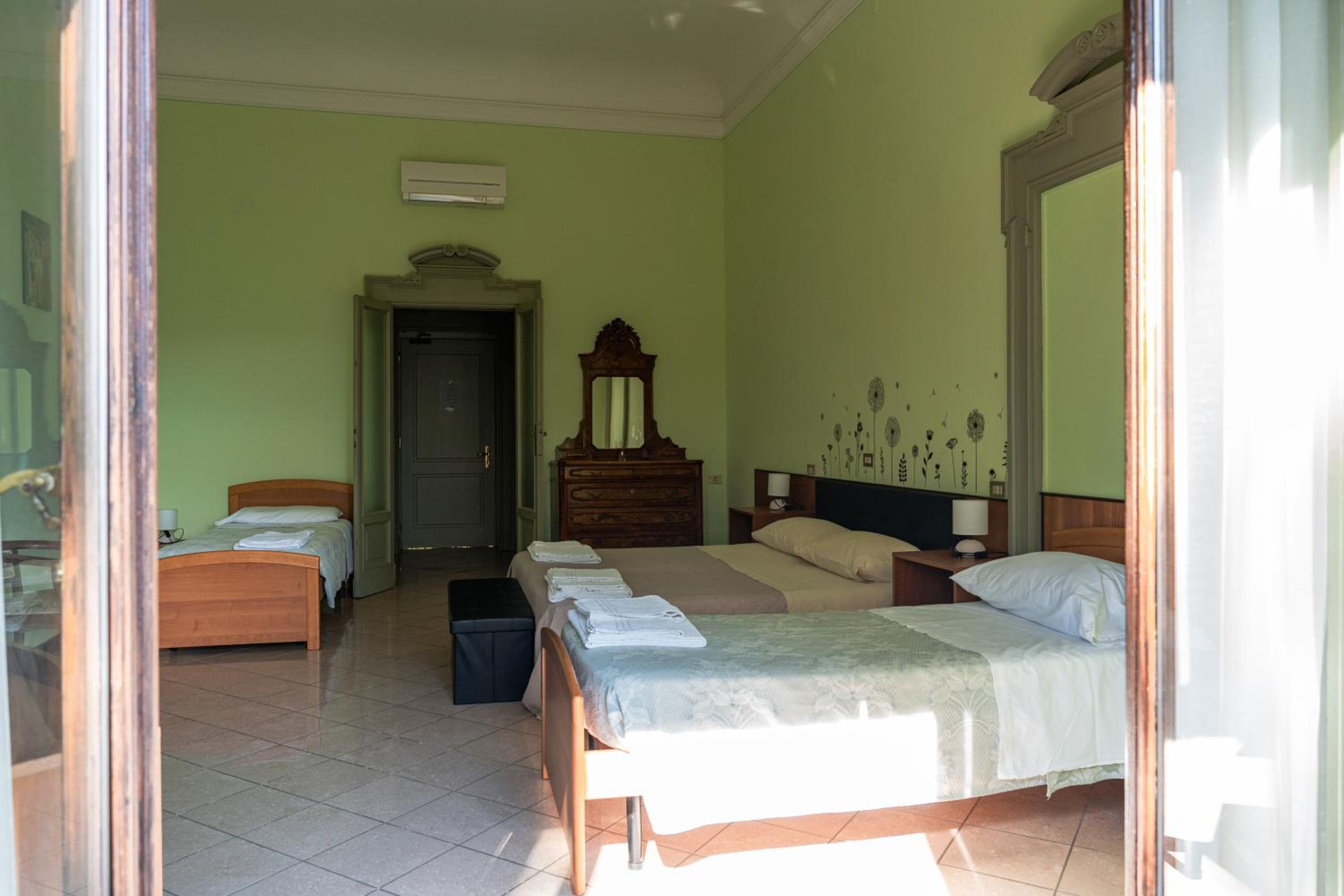Quadruple Room with Balcony - Photo 3
