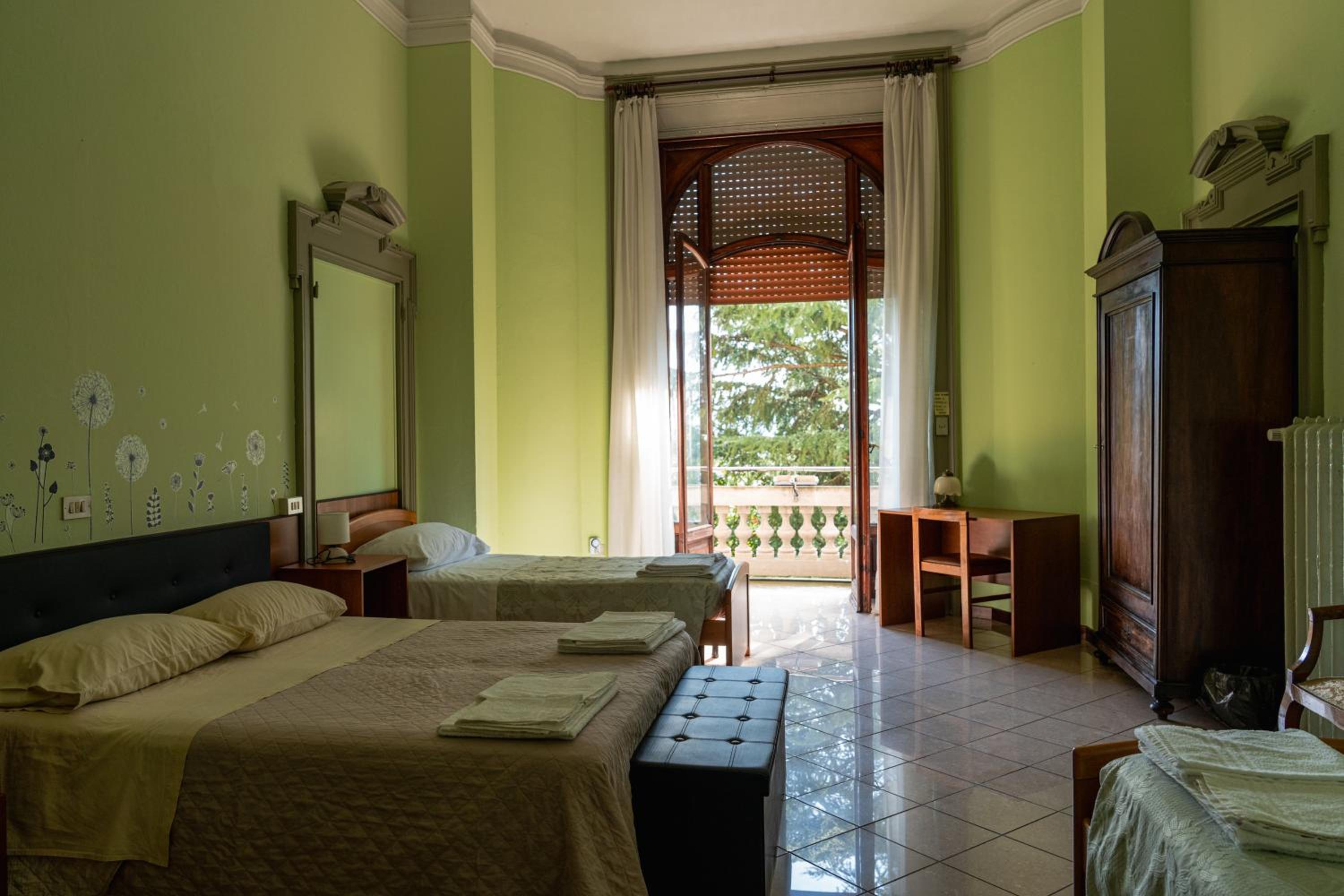 Quadruple Room with Balcony - Photo 1
