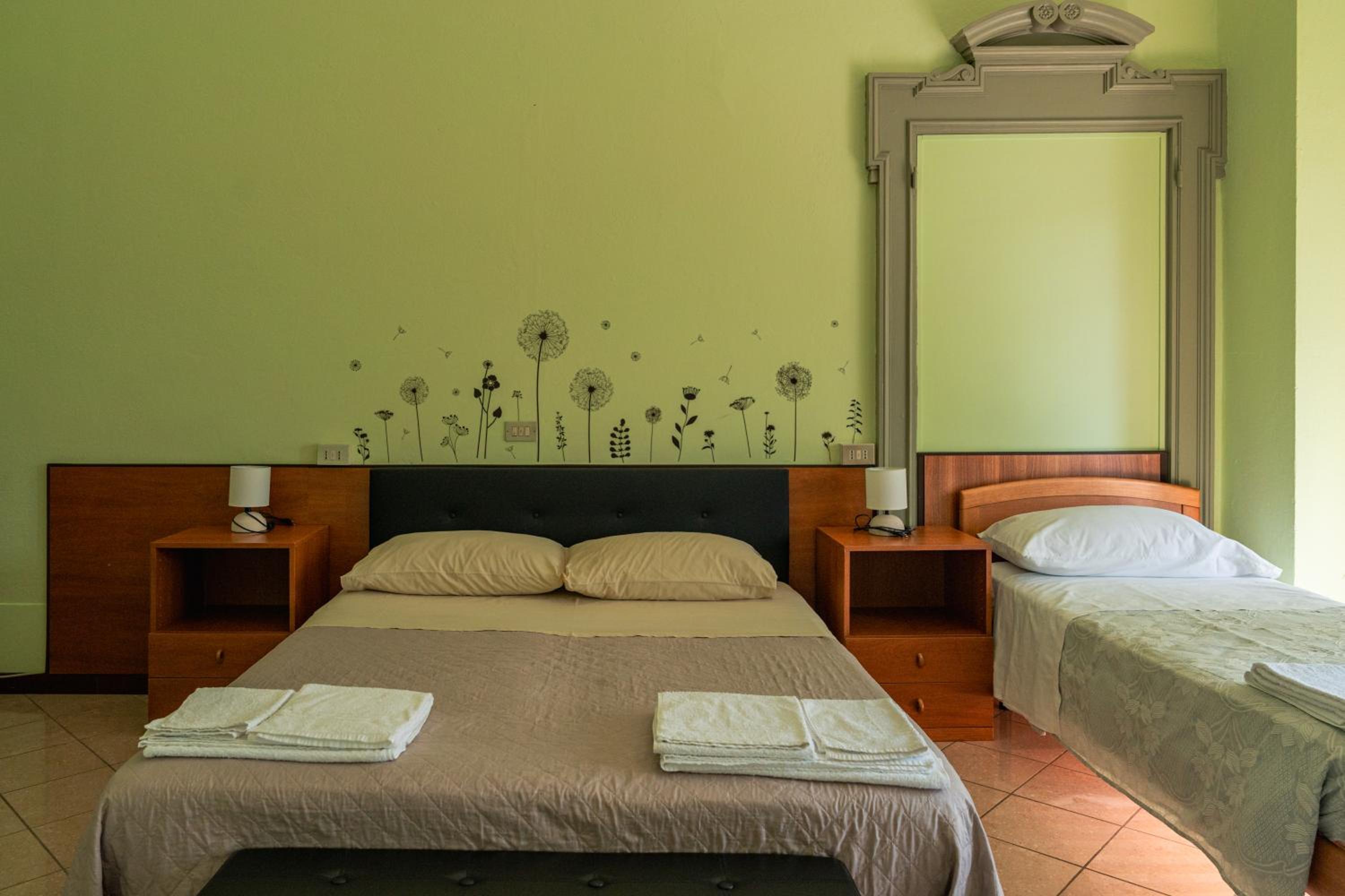 Quadruple Room with Balcony - Photo 5