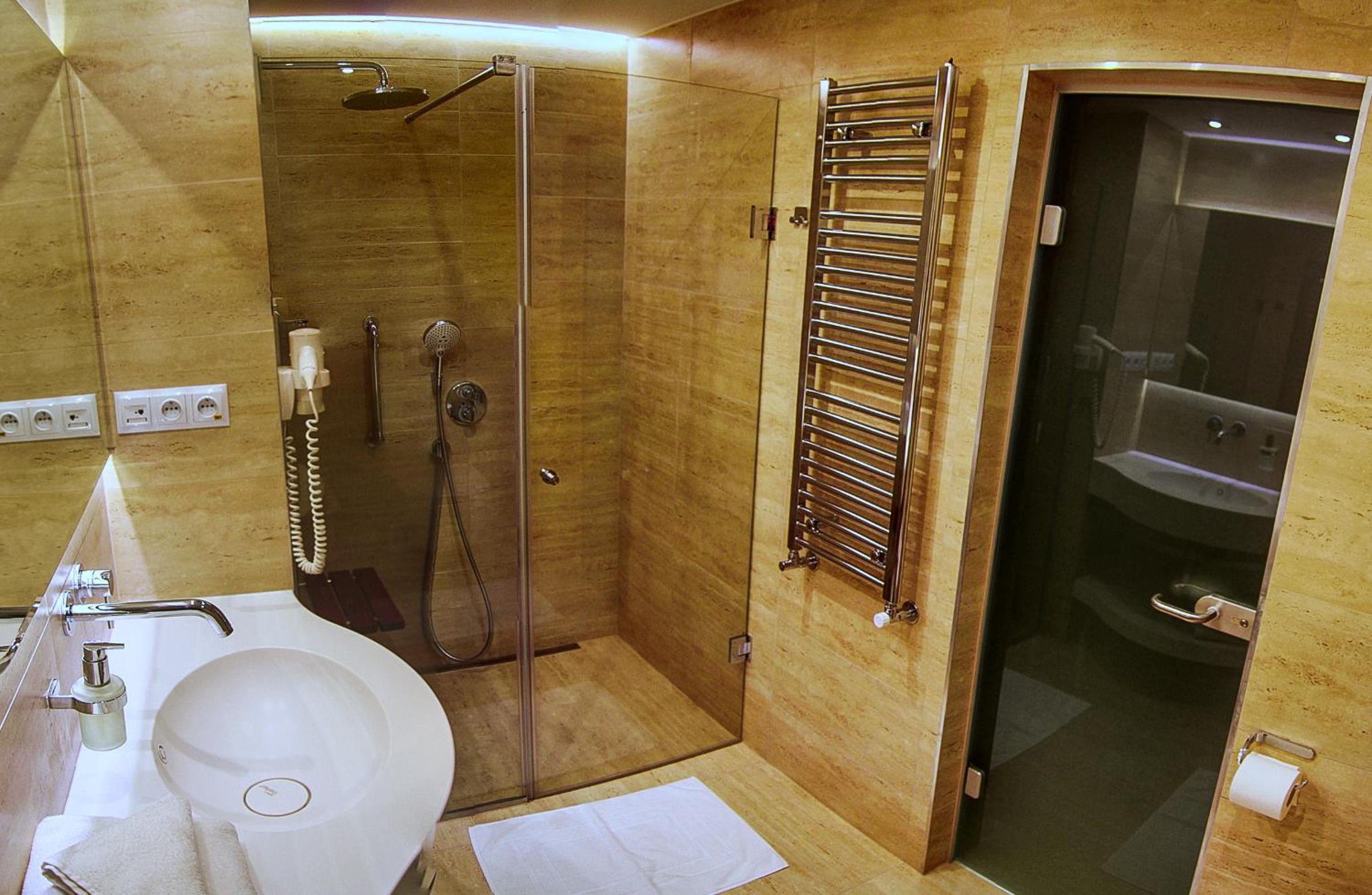 Premium Room with Wellness Access - Photo 3