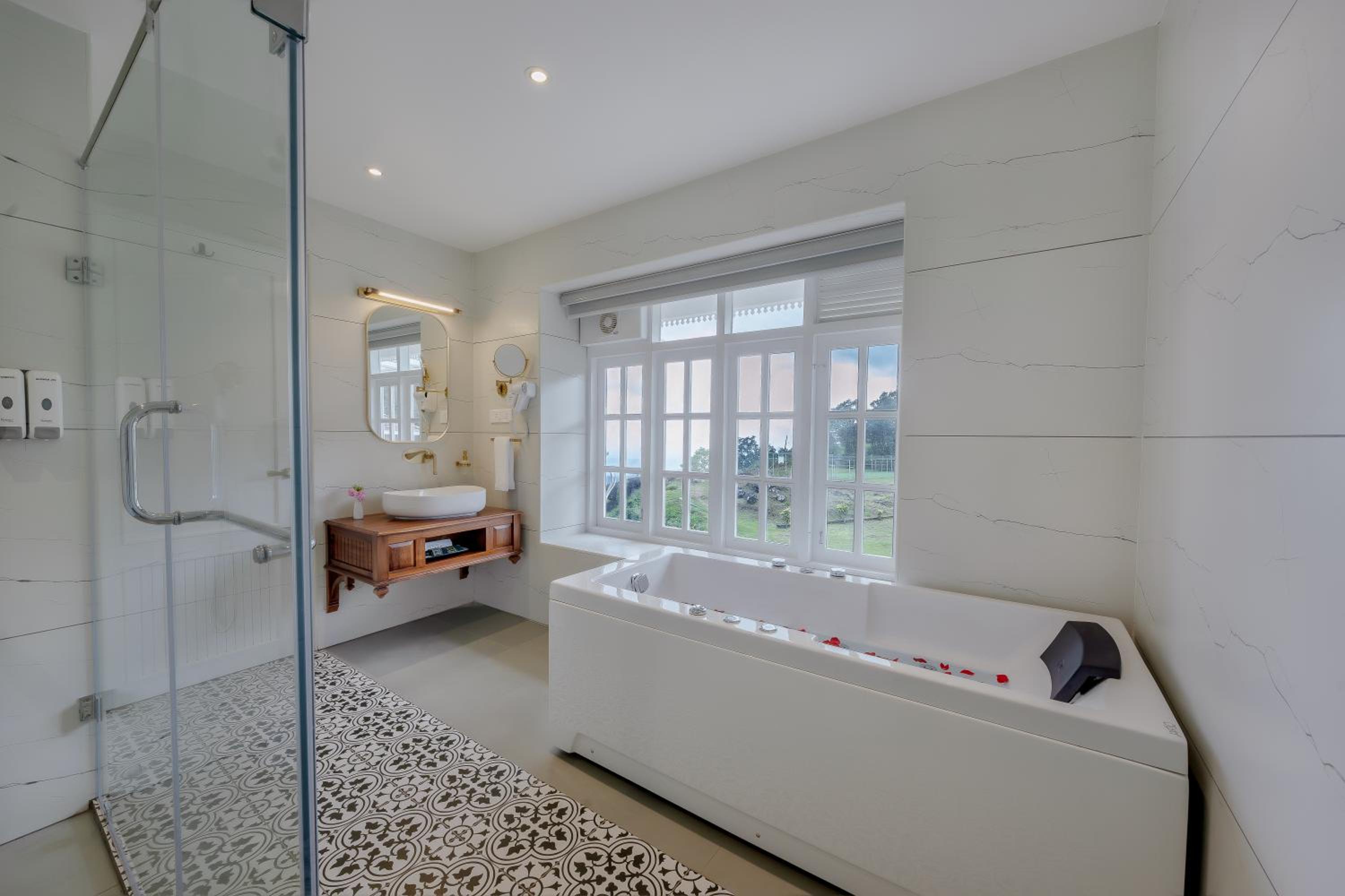 Aurora Jacuzzi Suite - Photo 4