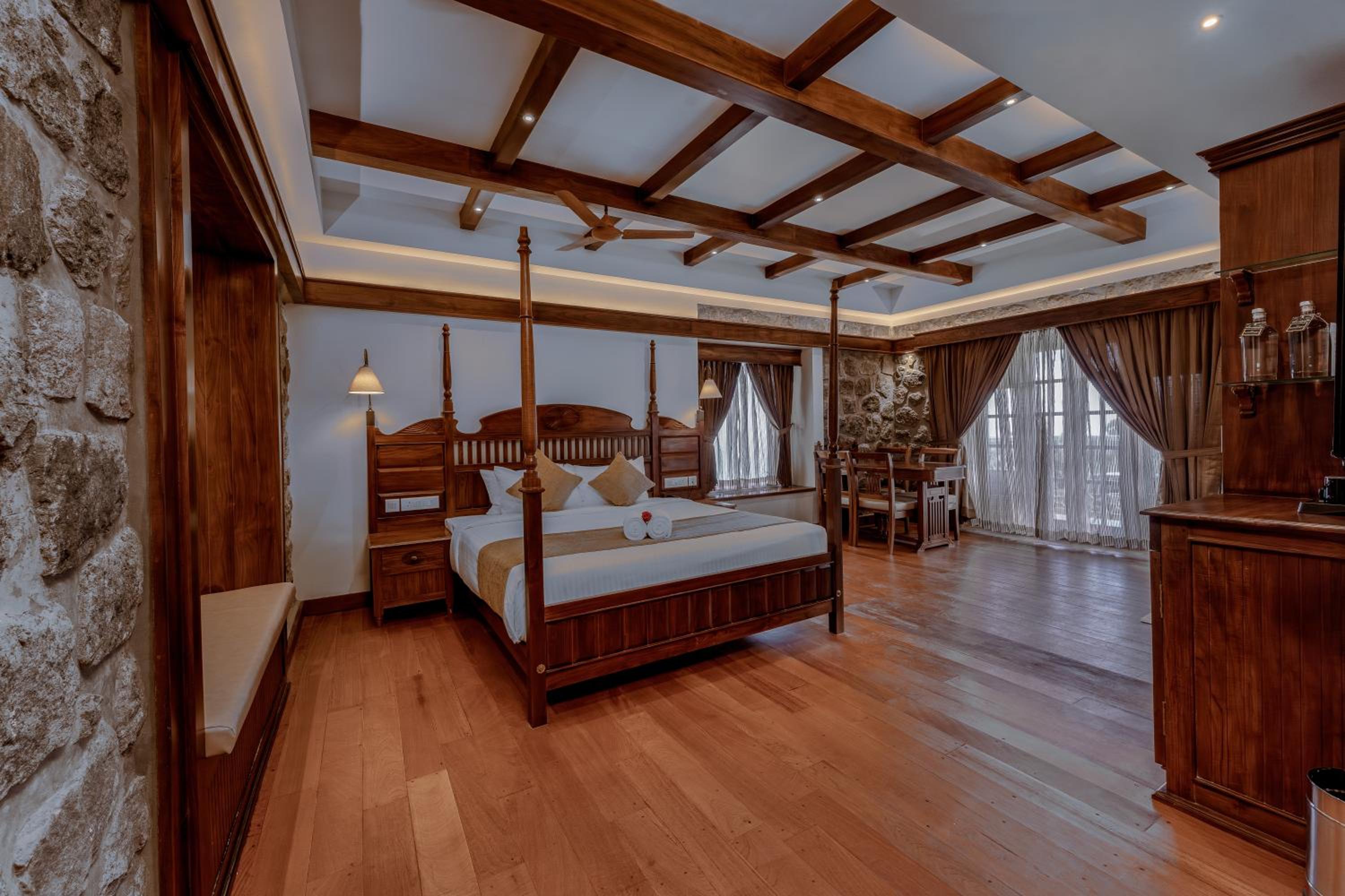 Aurora Jacuzzi Suite - Photo 1