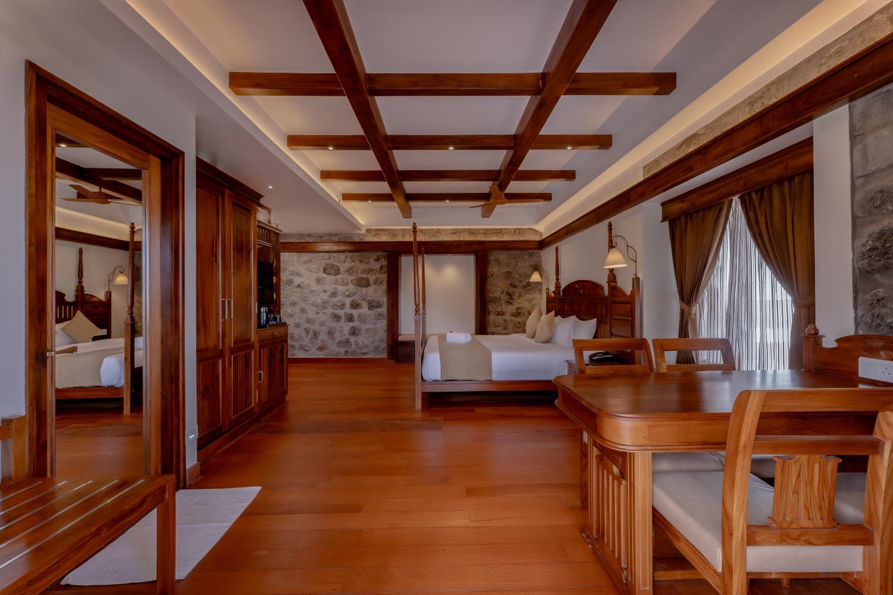 Aurora Jacuzzi Suite - Photo 3