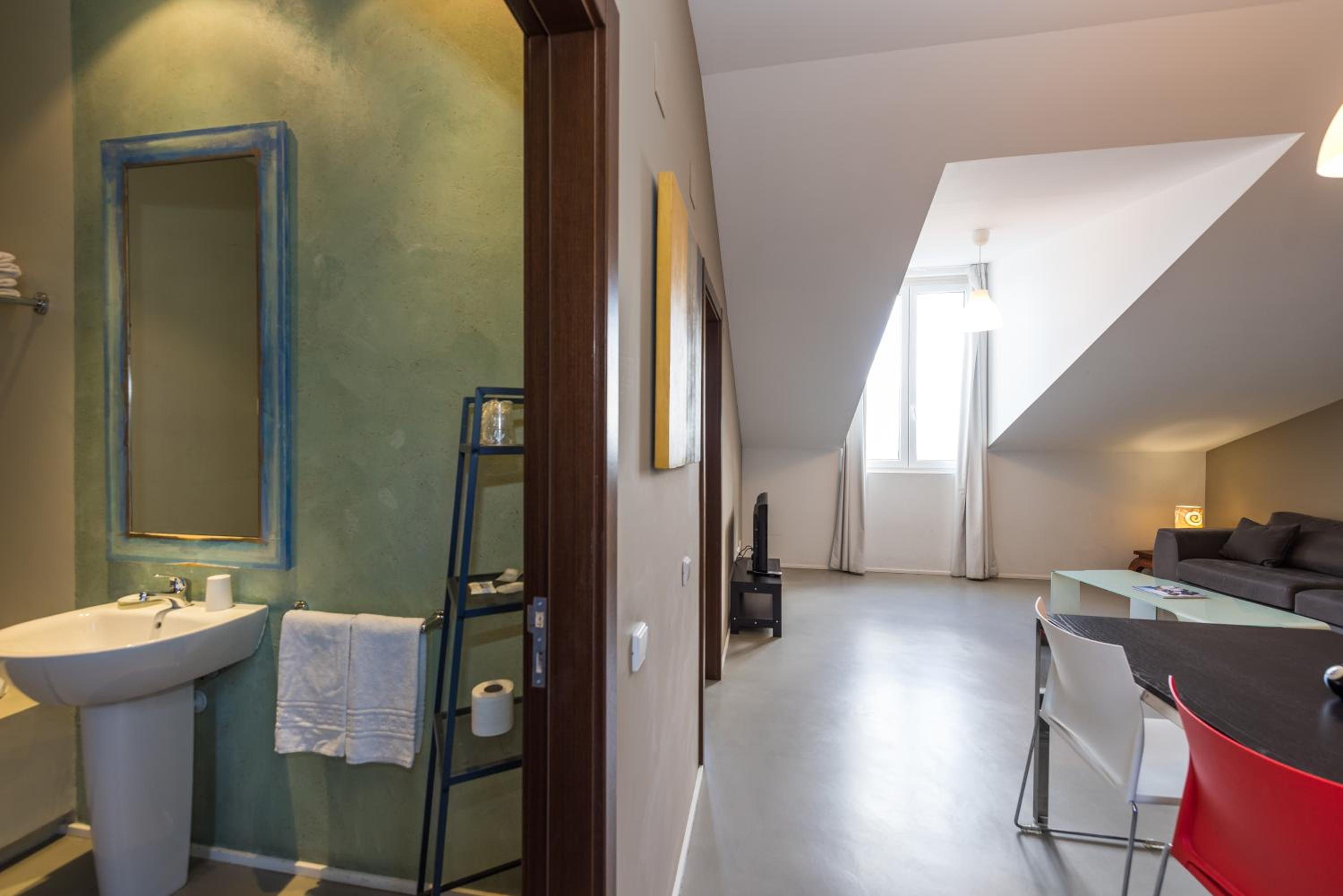 One-Bedroom Apartment with River View - Photo 2
