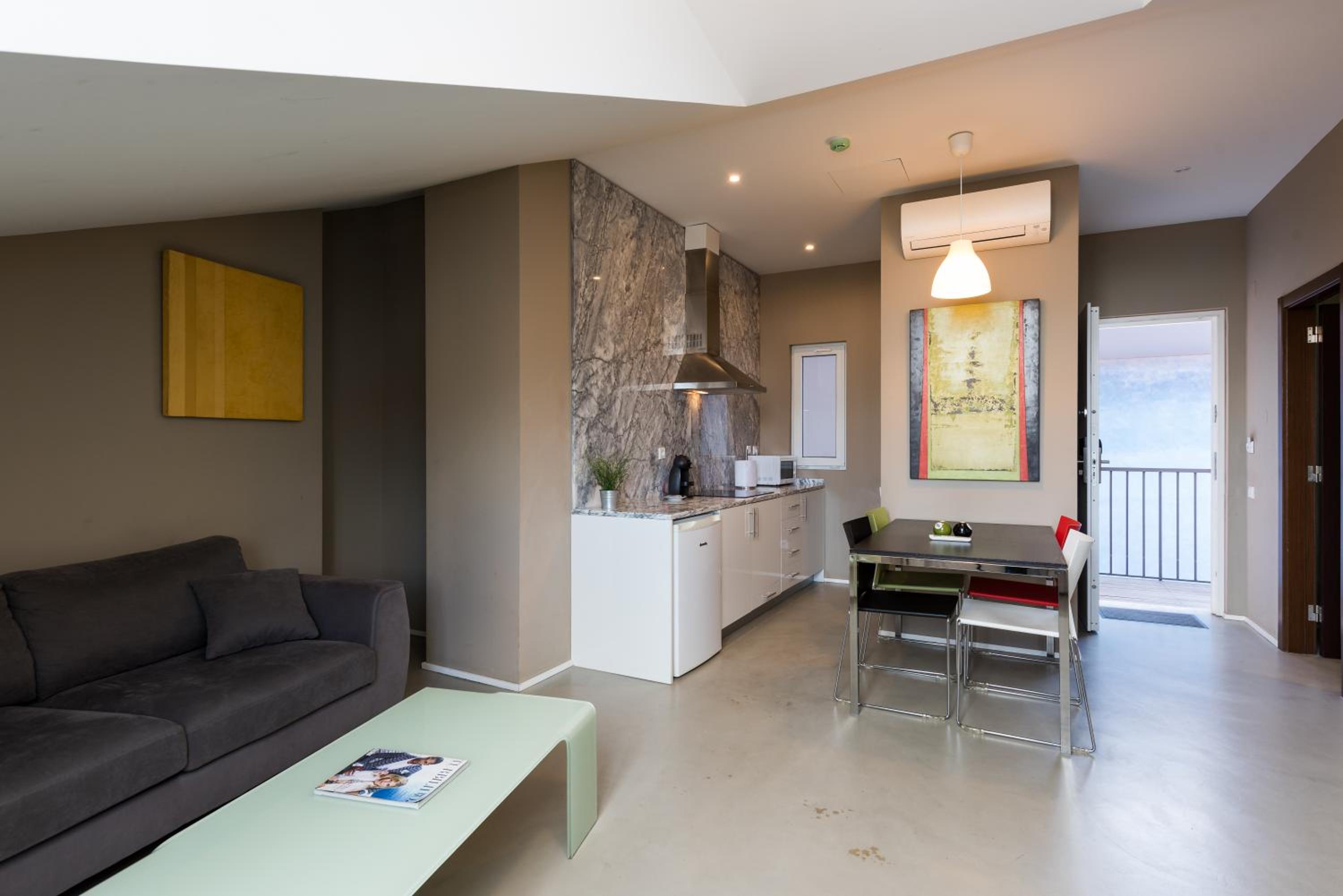 One-Bedroom Apartment with River View - Photo 14