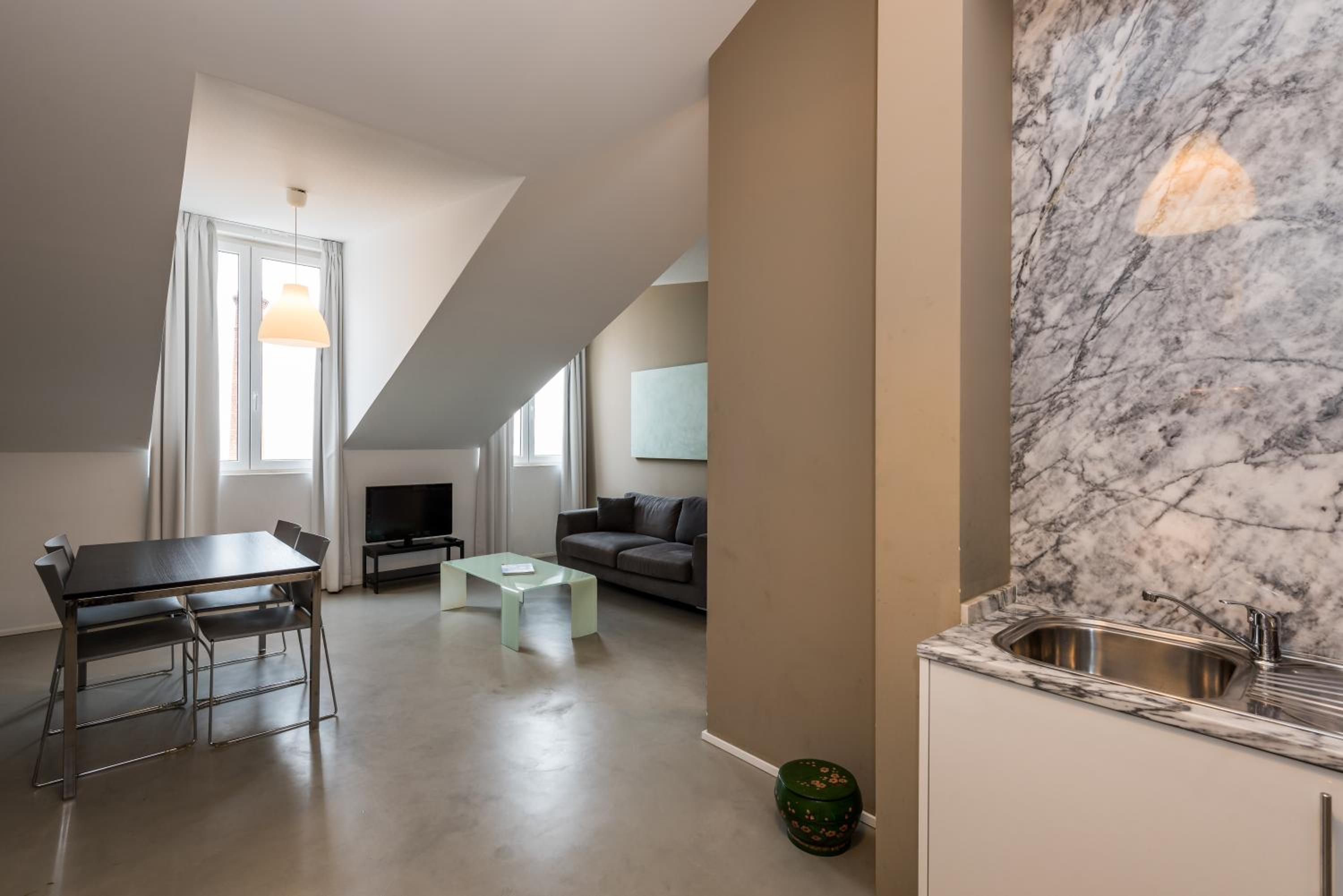One-Bedroom Apartment with River View - Photo 12