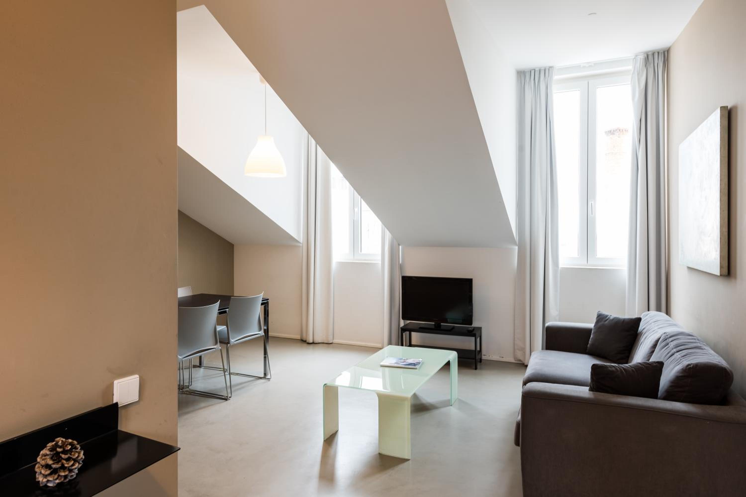 One-Bedroom Apartment with River View - Photo 15