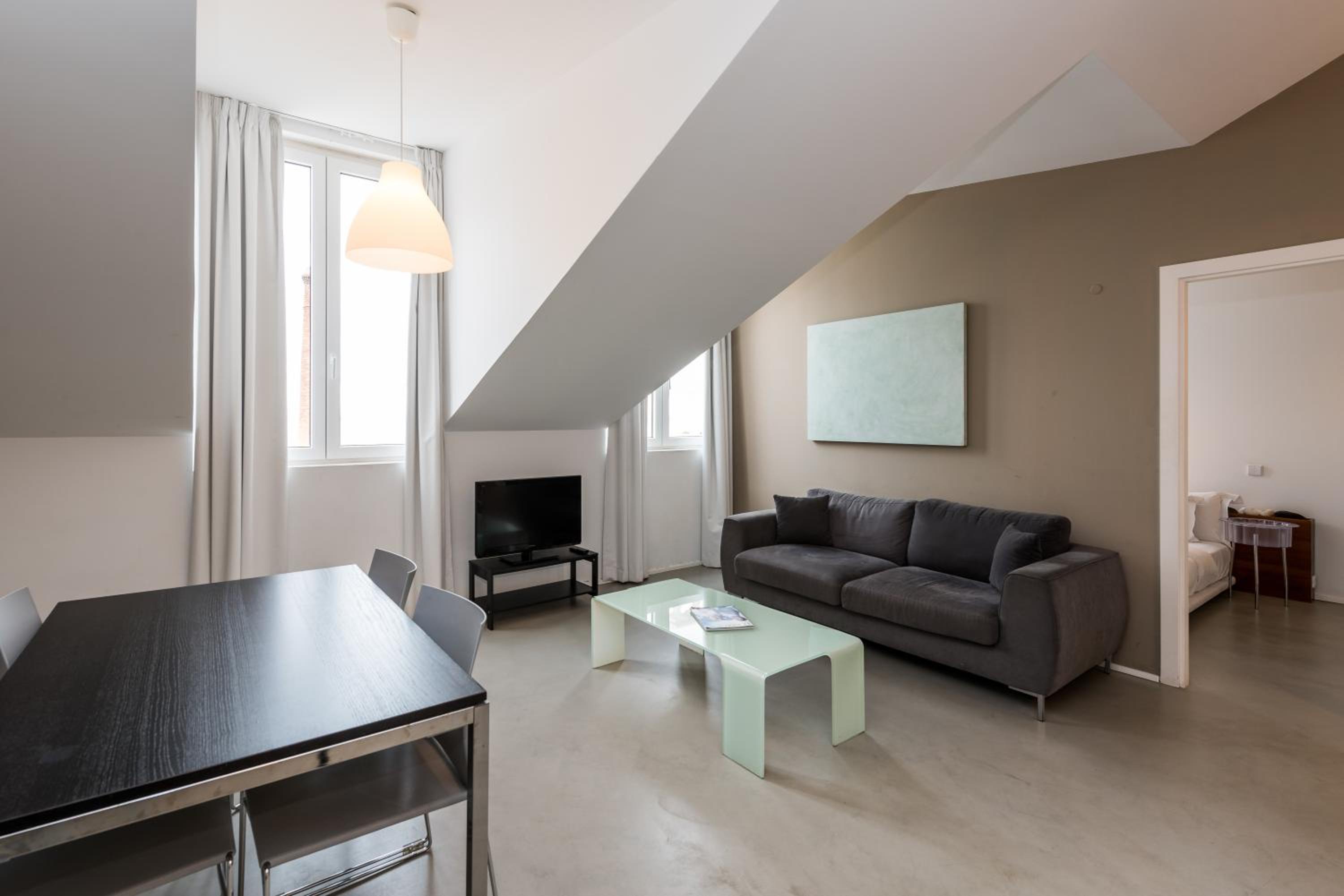 One-Bedroom Apartment with River View - Photo 5
