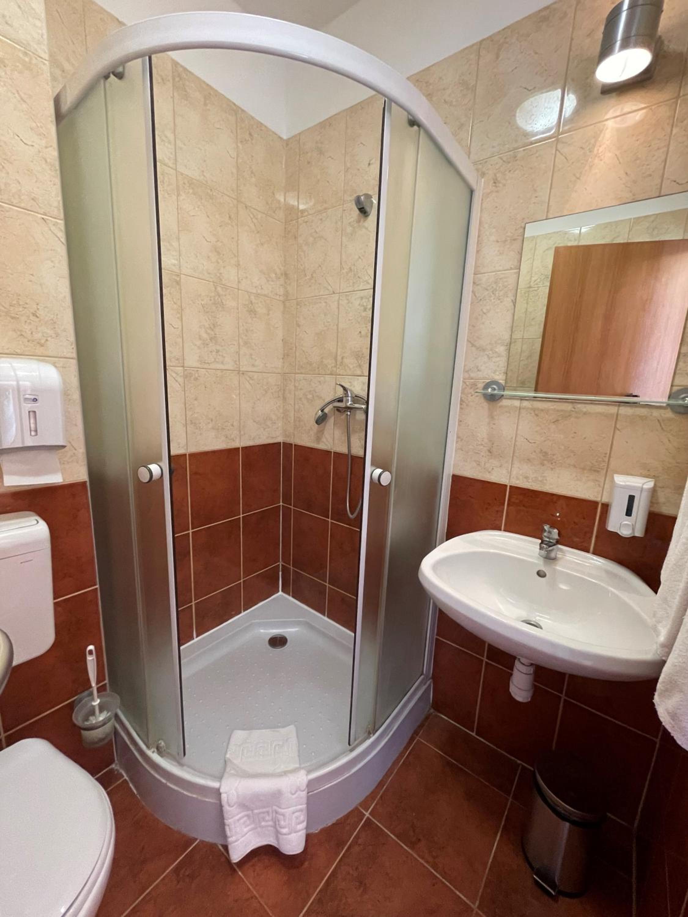 Standard Twin Room - Photo 4