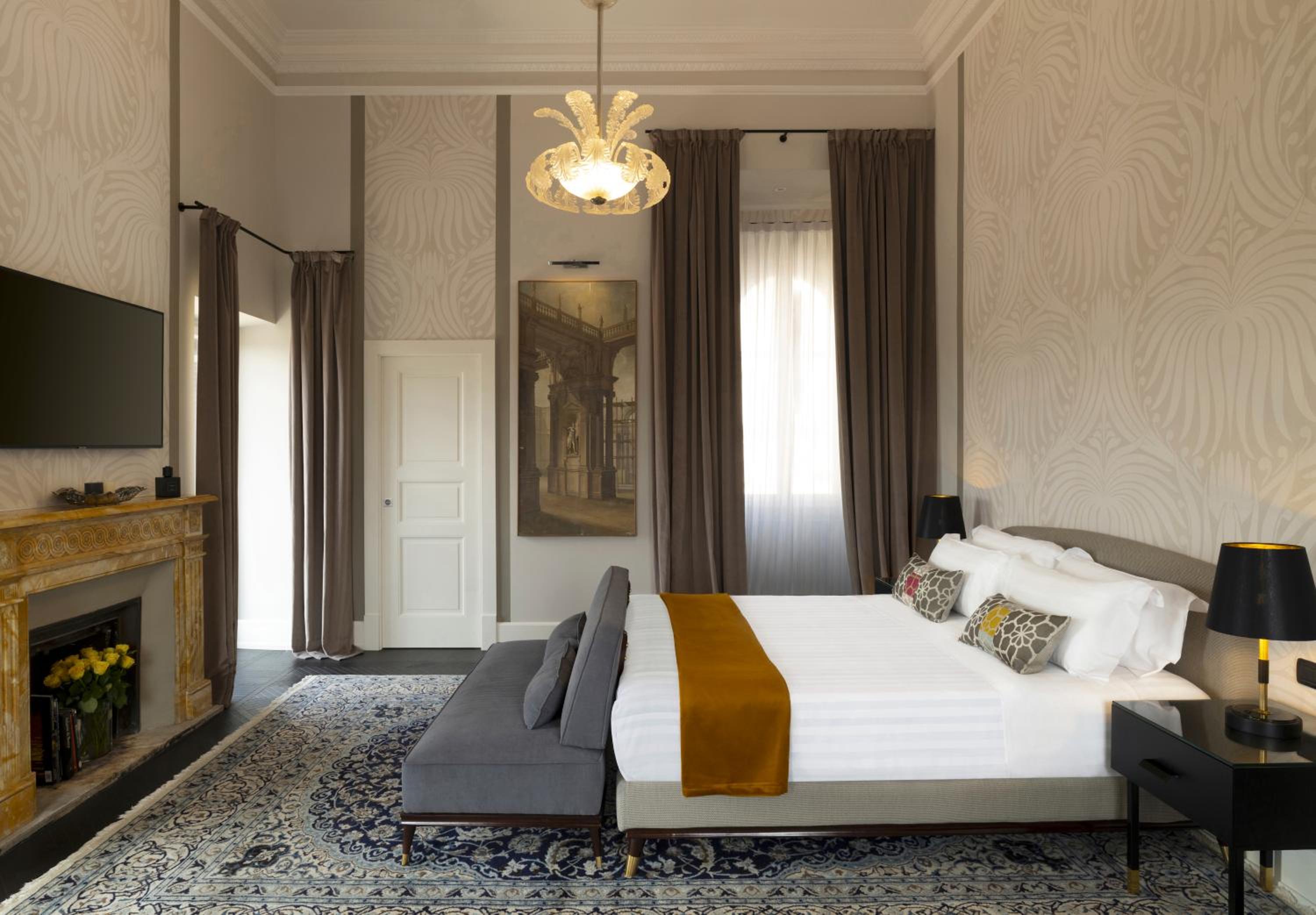 Suite with City View thumbnail 6