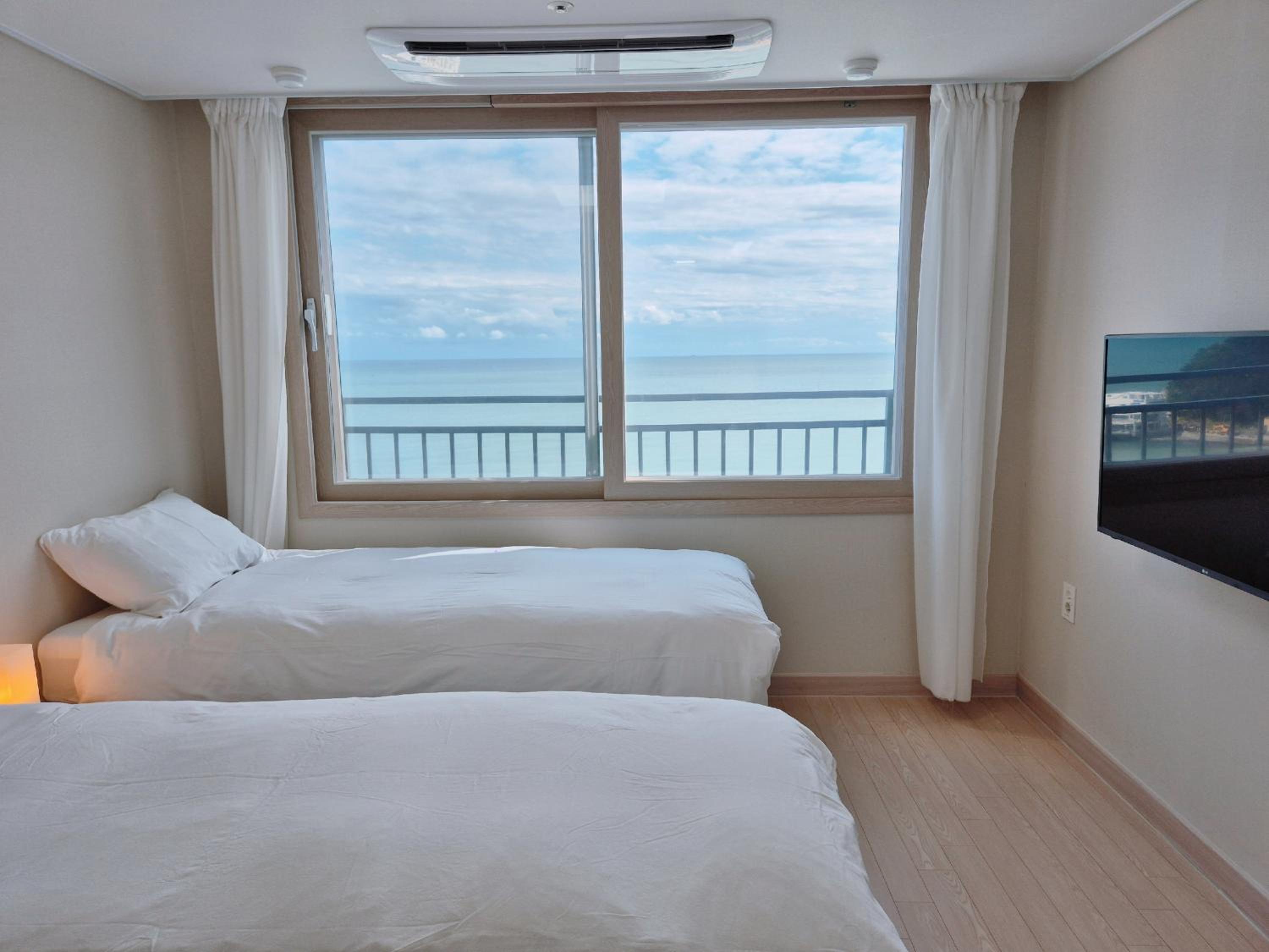 Standard Twin Room with Sea View - Photo 3