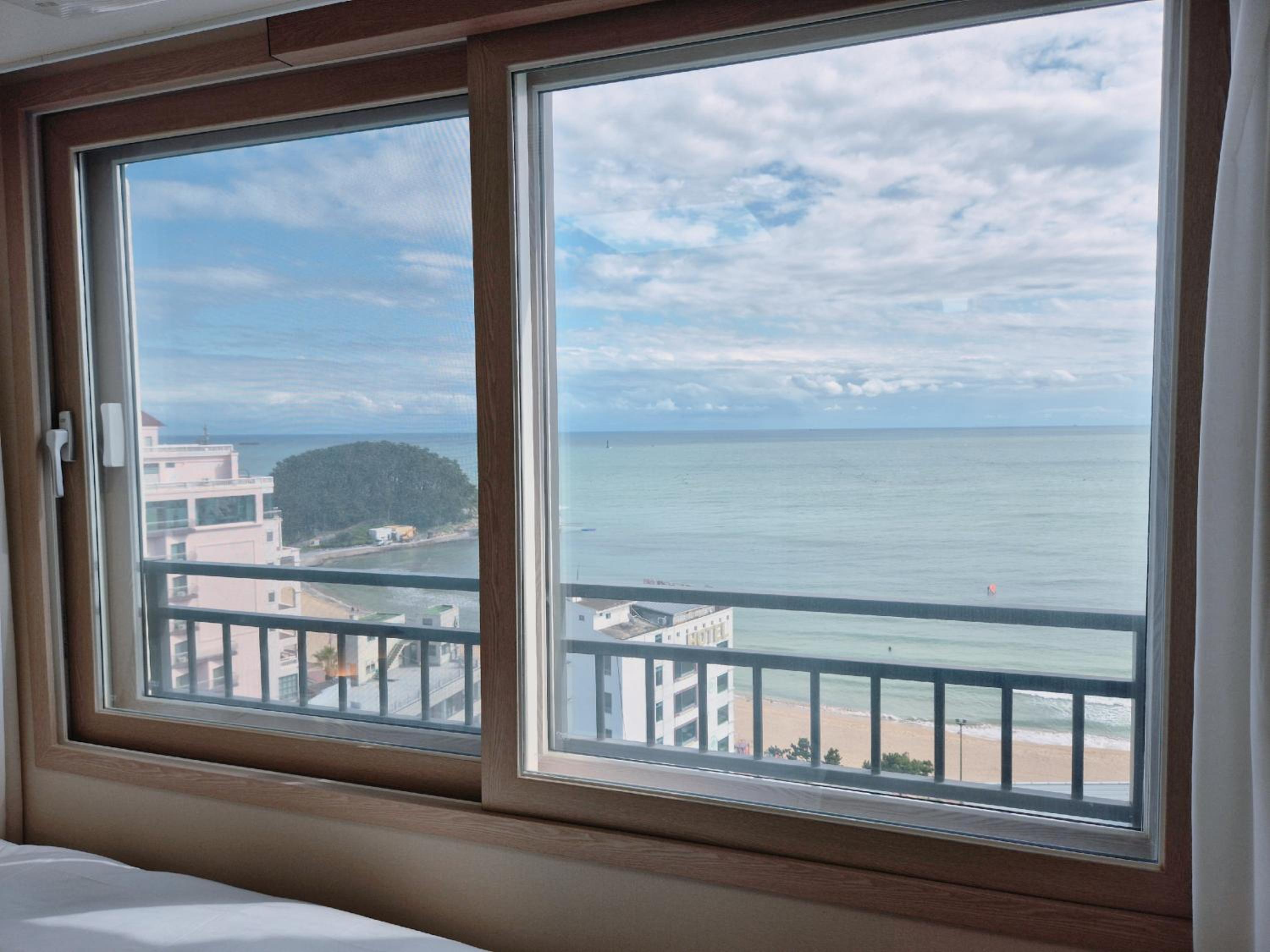 Standard Twin Room with Sea View - Photo 7