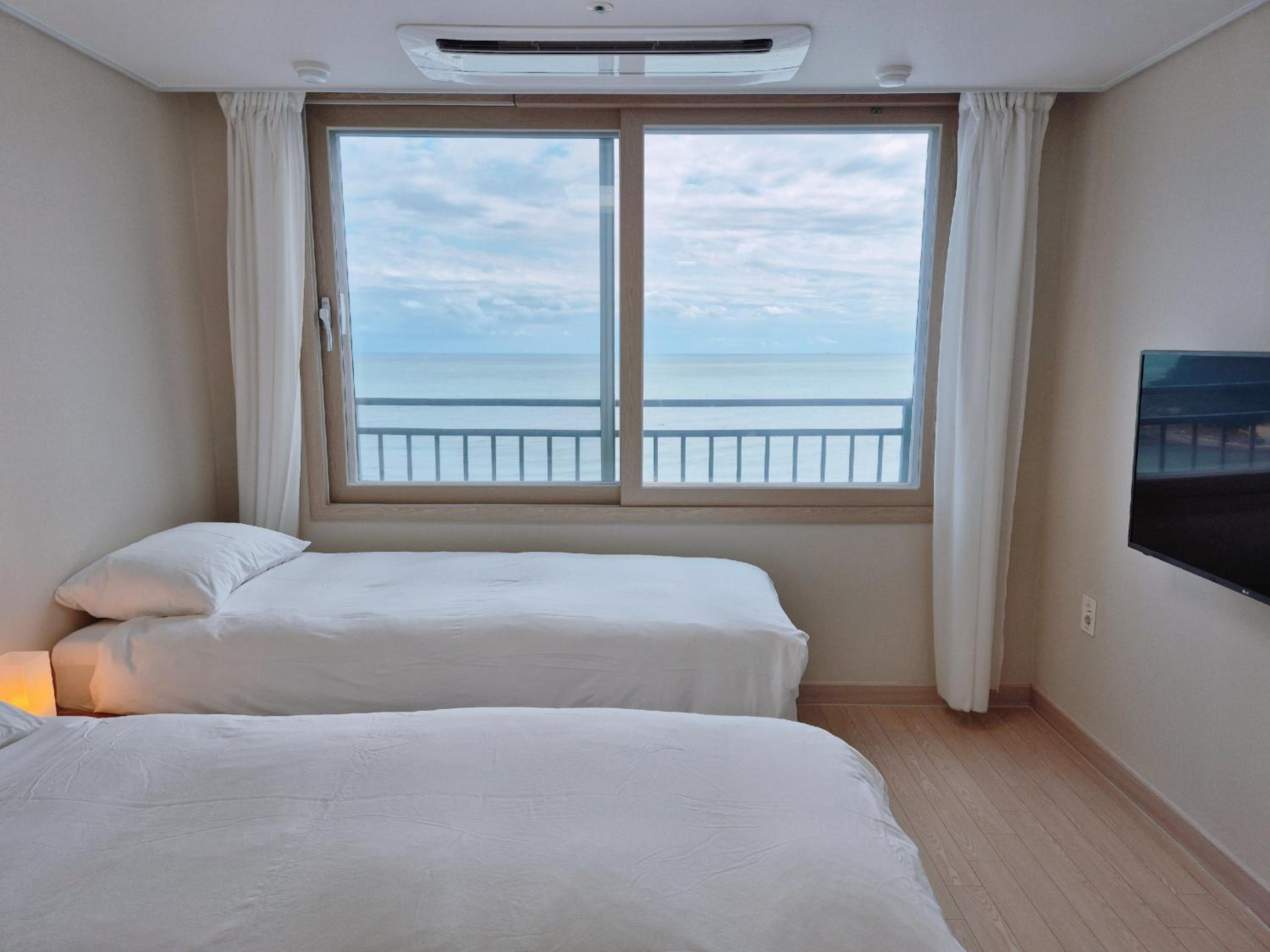 Standard Twin Room with Sea View - Photo 5