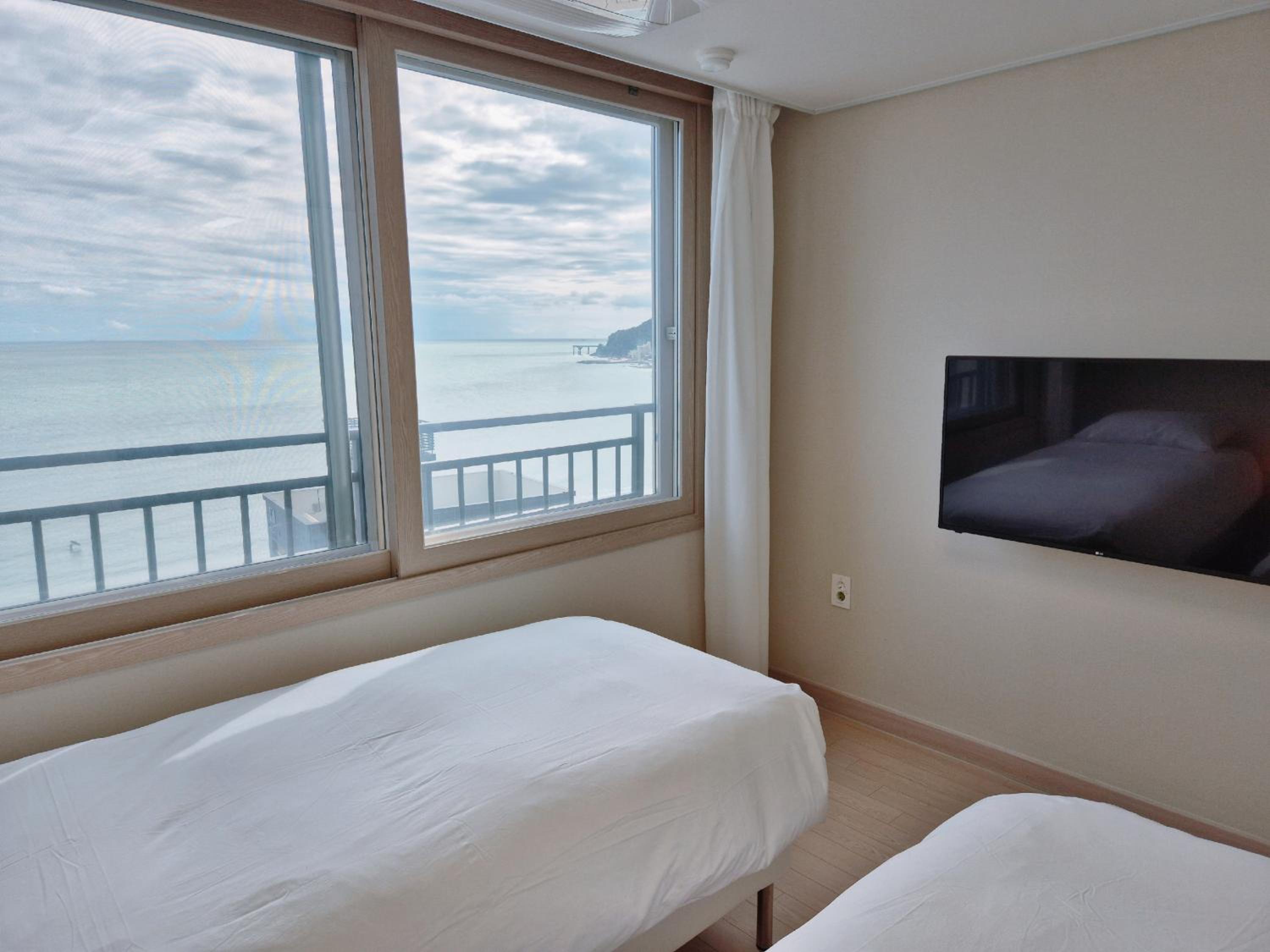 Standard Twin Room with Sea View - Photo 6