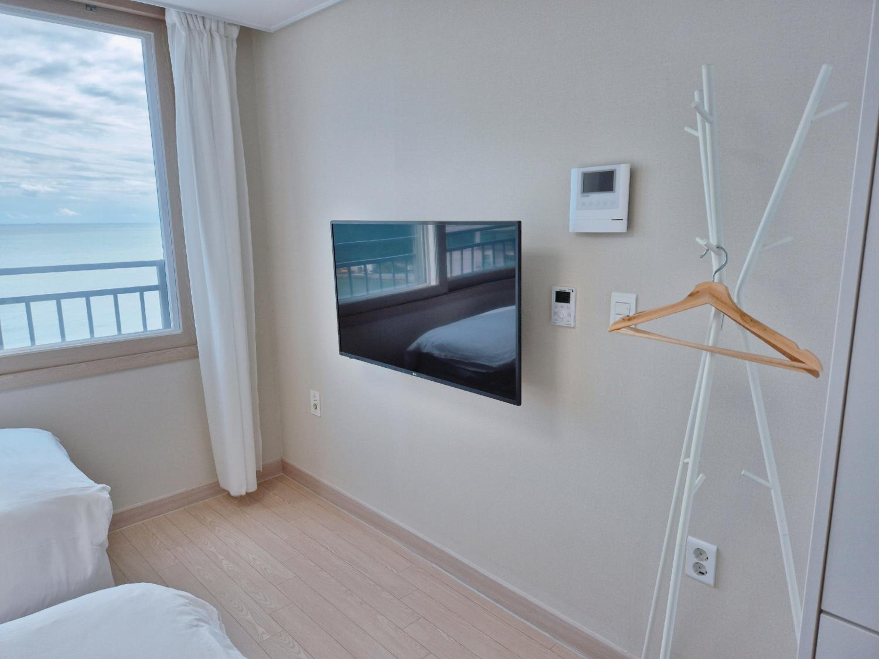 Standard Twin Room with Sea View - Photo 10