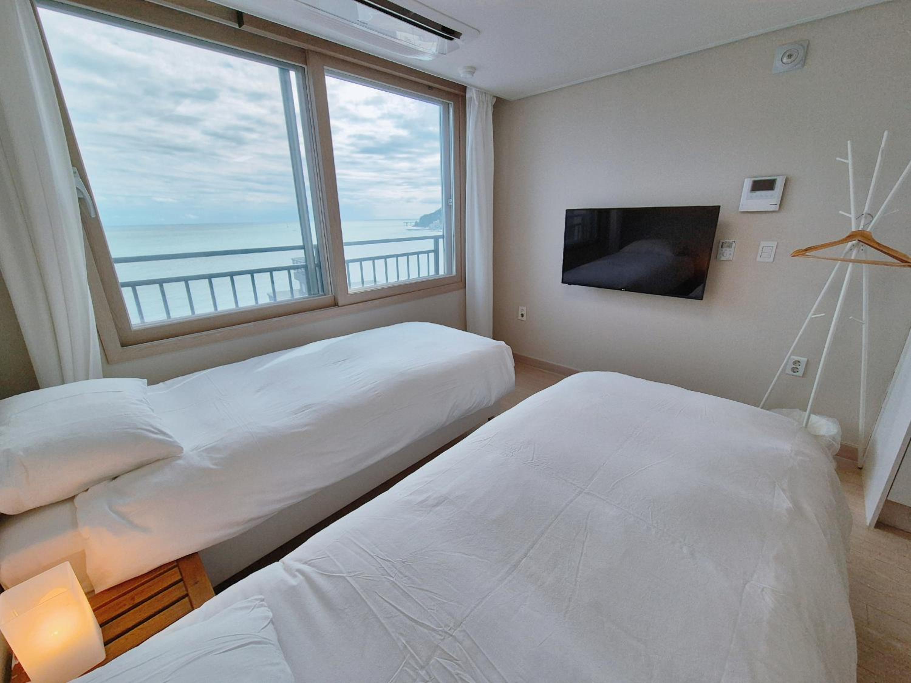 Standard Twin Room with Sea View - Photo 2
