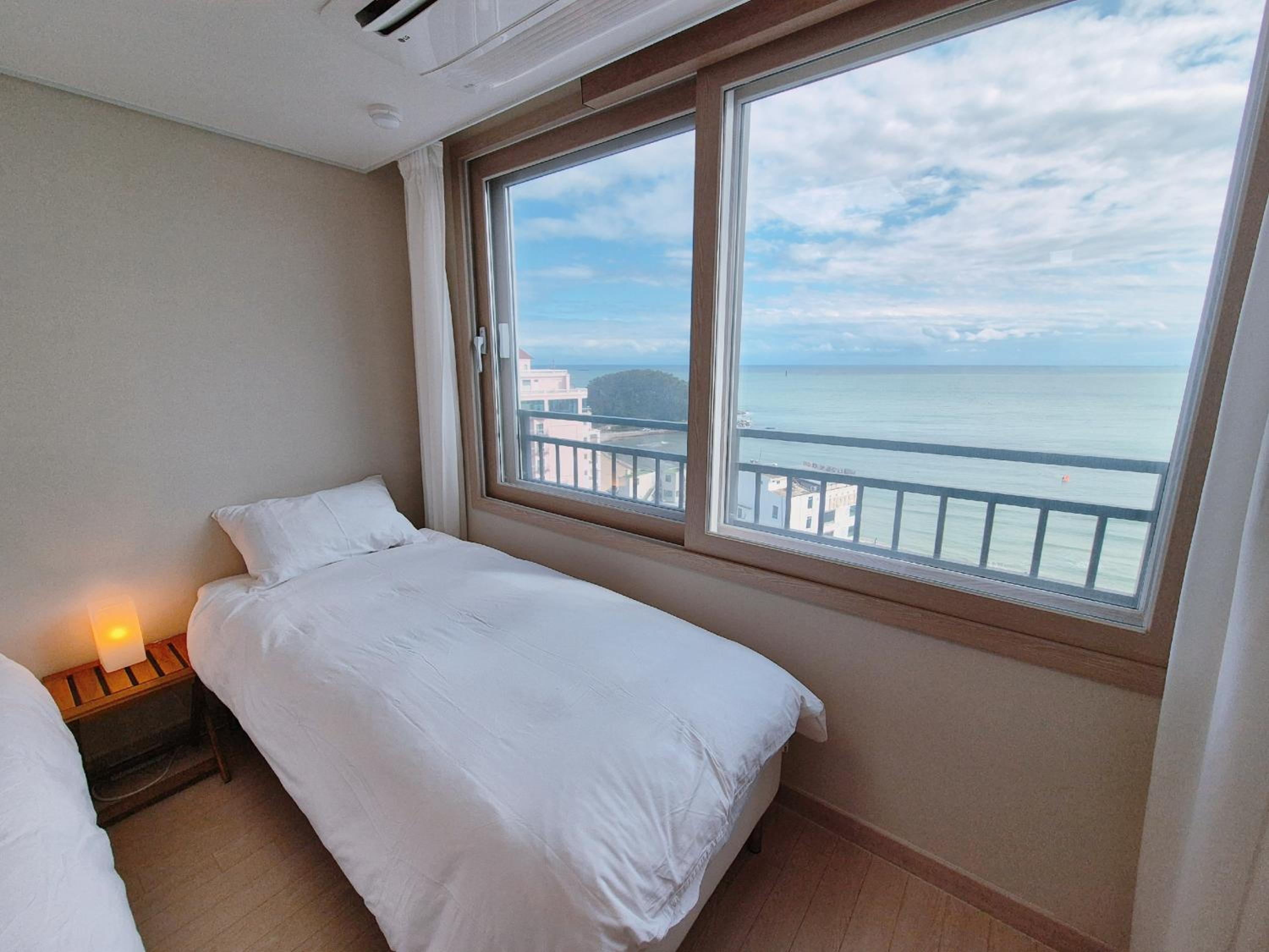Standard Twin Room with Sea View - Photo 4