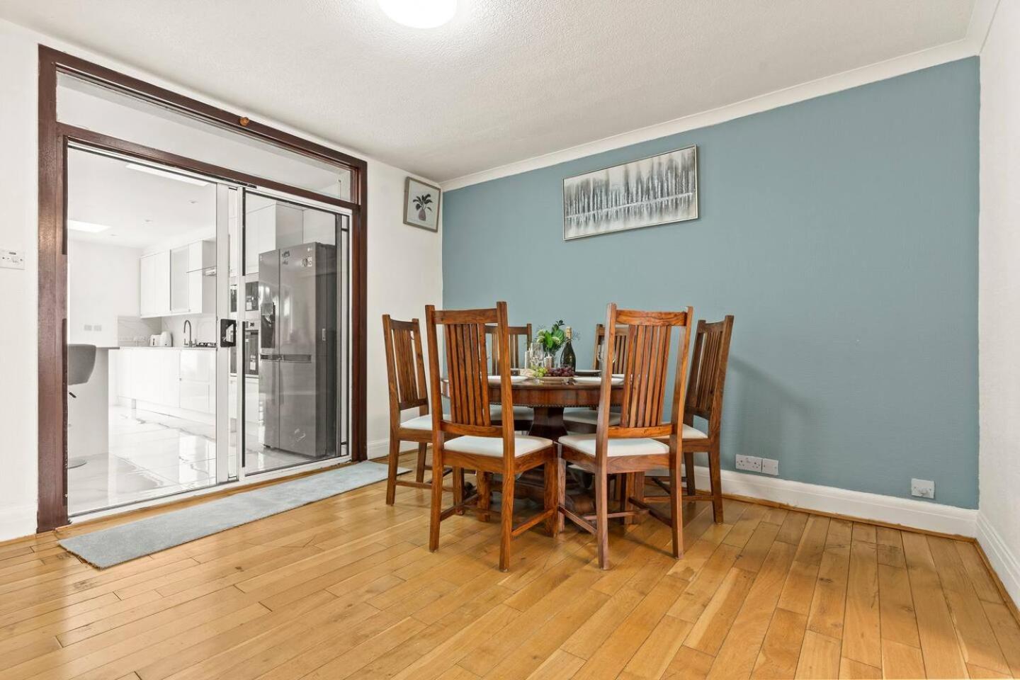 Four-Bedroom House photo 3