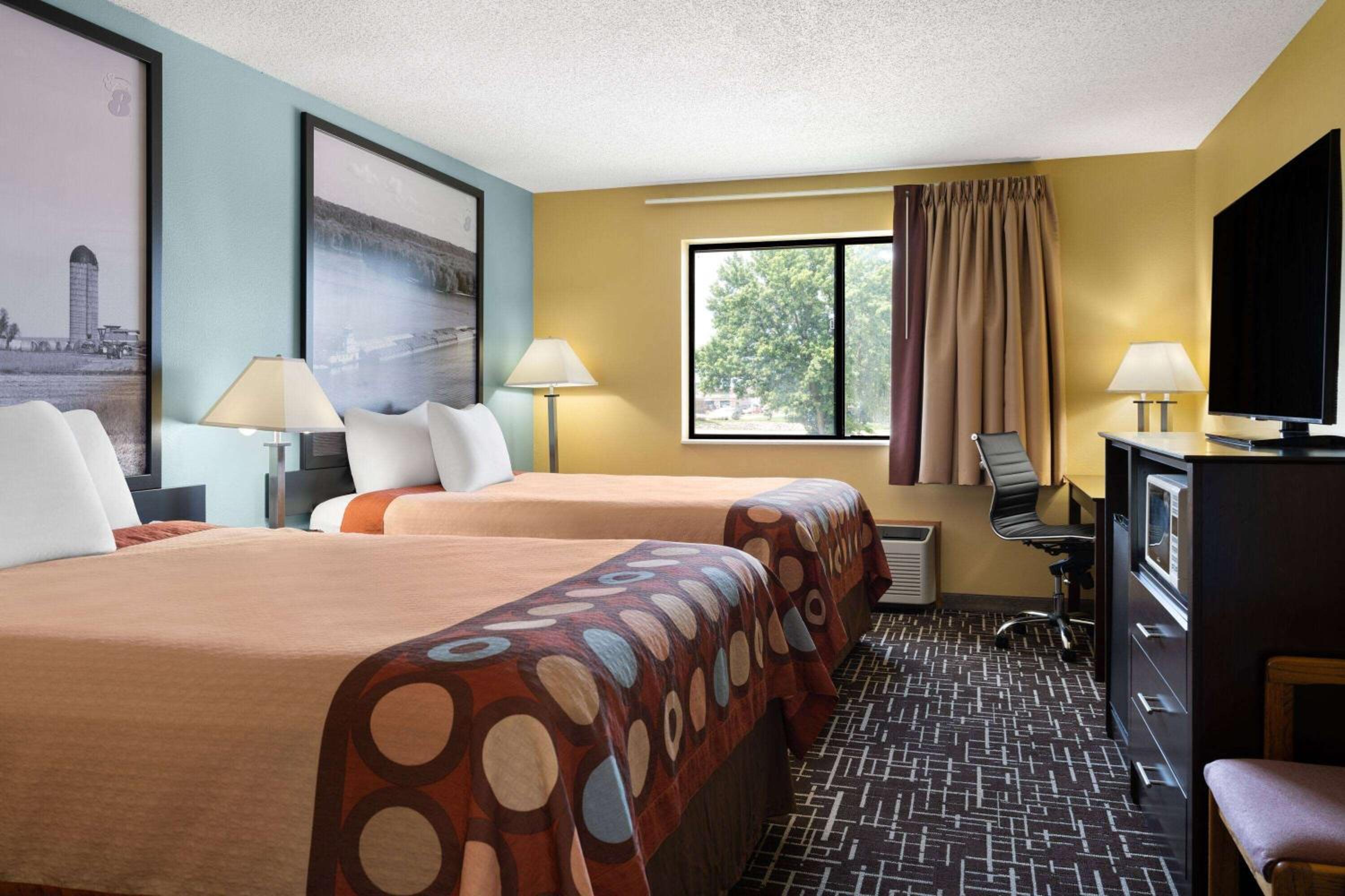 Queen Room with Two Queen Beds - Non-Smoking - Photo 1