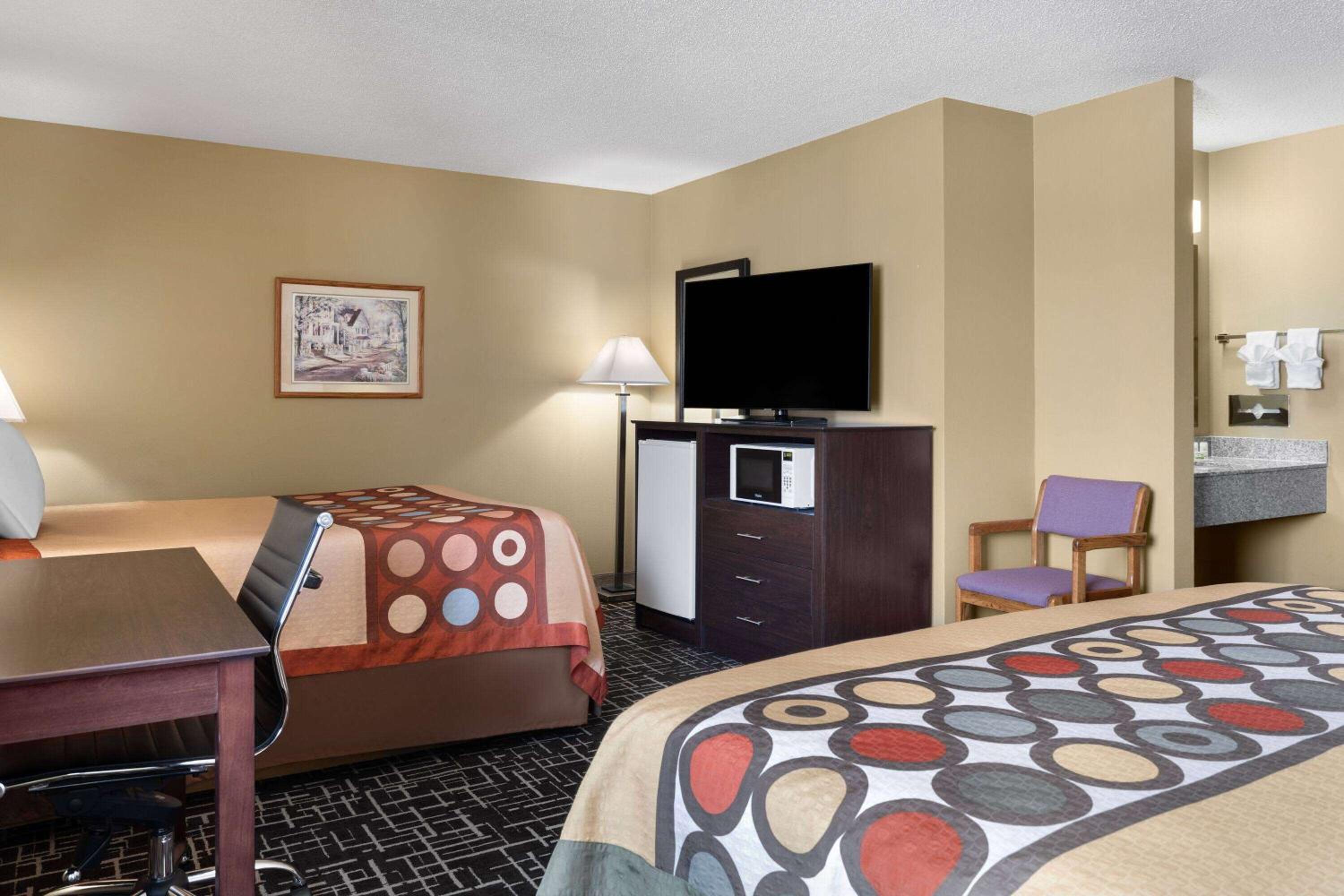 Suite with King and Queen Beds - Non-Smoking - Photo 9