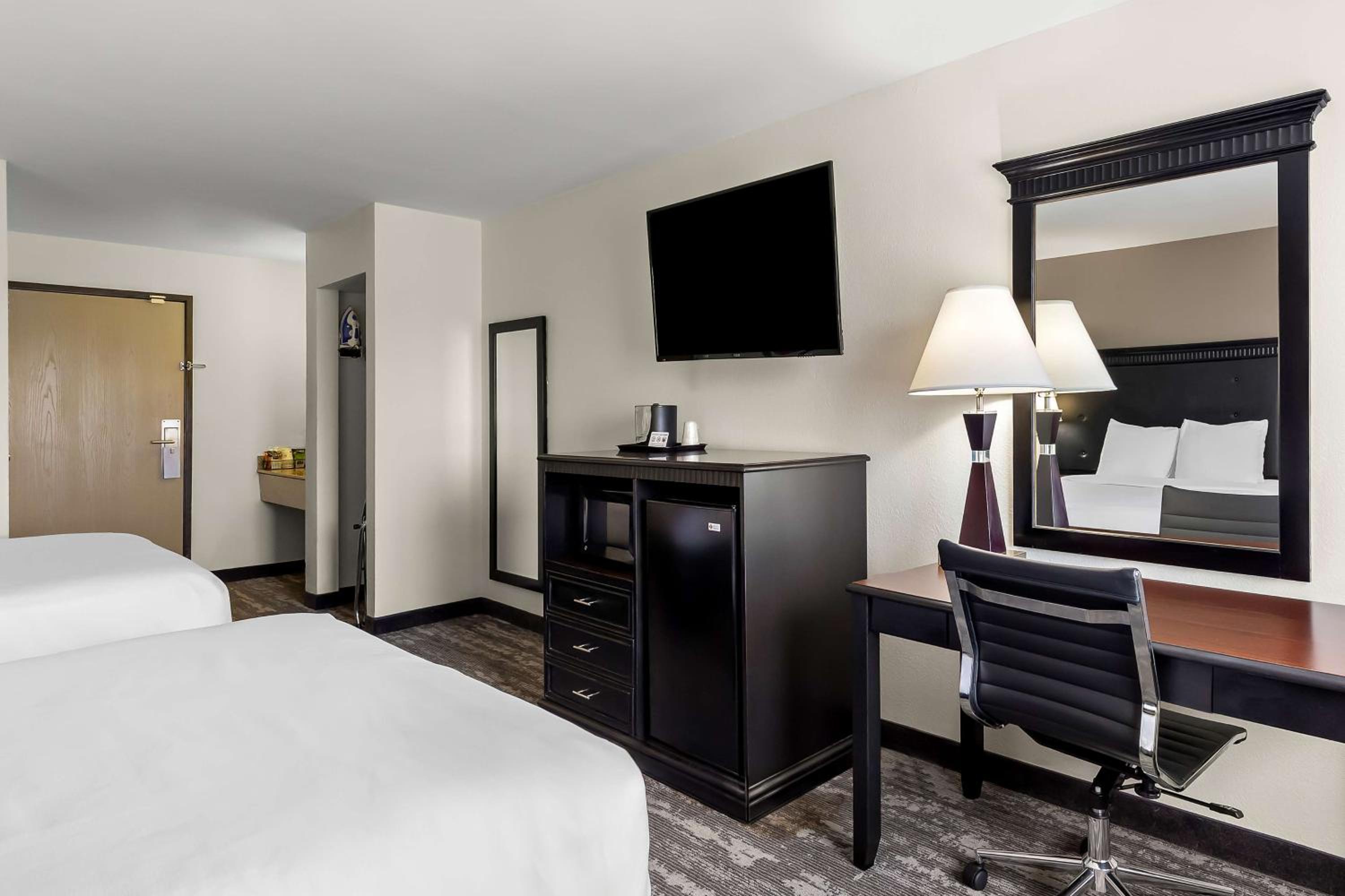 Queen Room with Two Queen Beds - Pet Friendly/Non-Smoking - Photo 3
