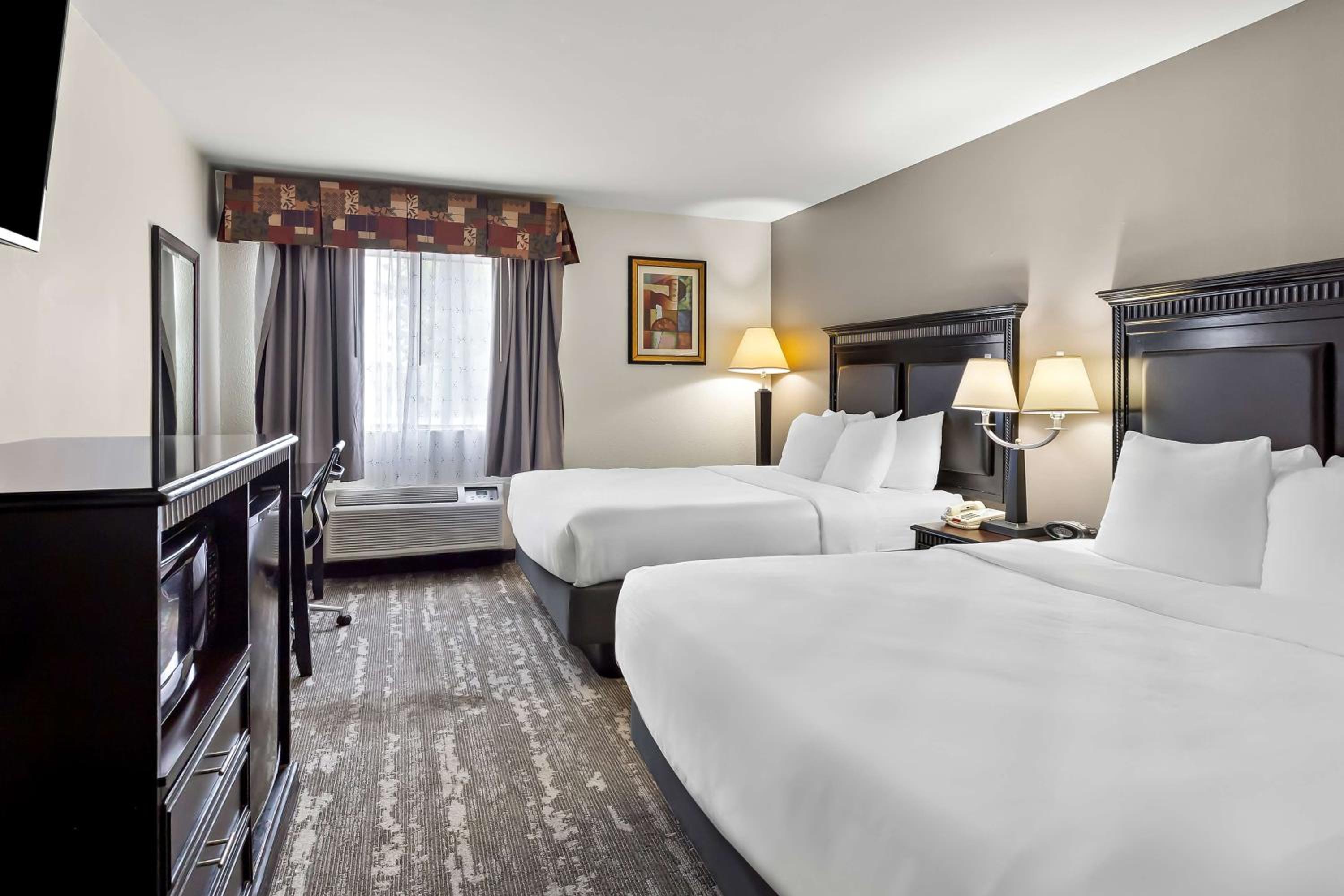 Double Room With Two Double Beds And Roll In Shower - Photo 1