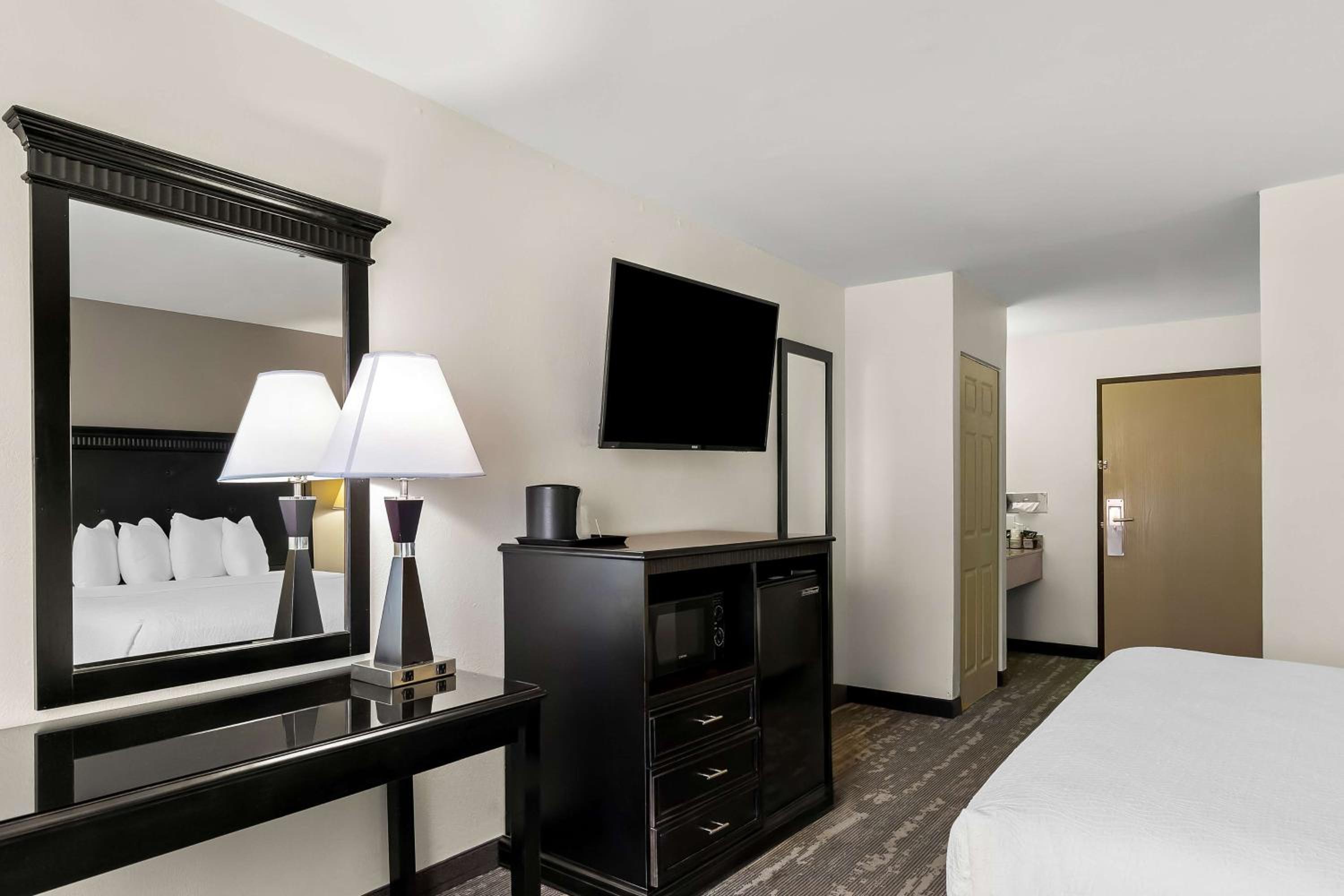 King Room With Bath Tub - Disability Access Room/Non-Smoking photo 3