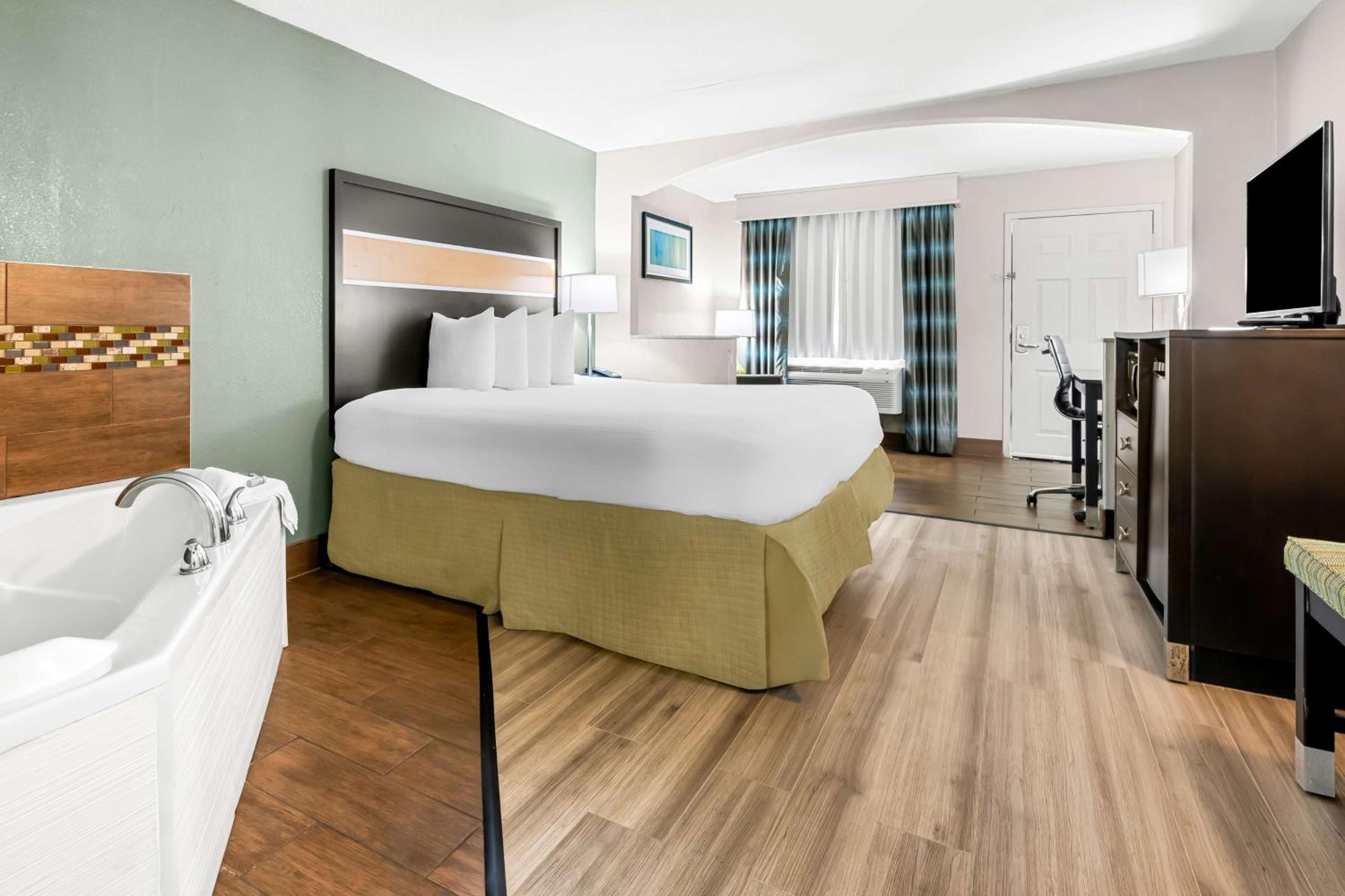 King Room with Spa Bath - Non Smoking photo 1