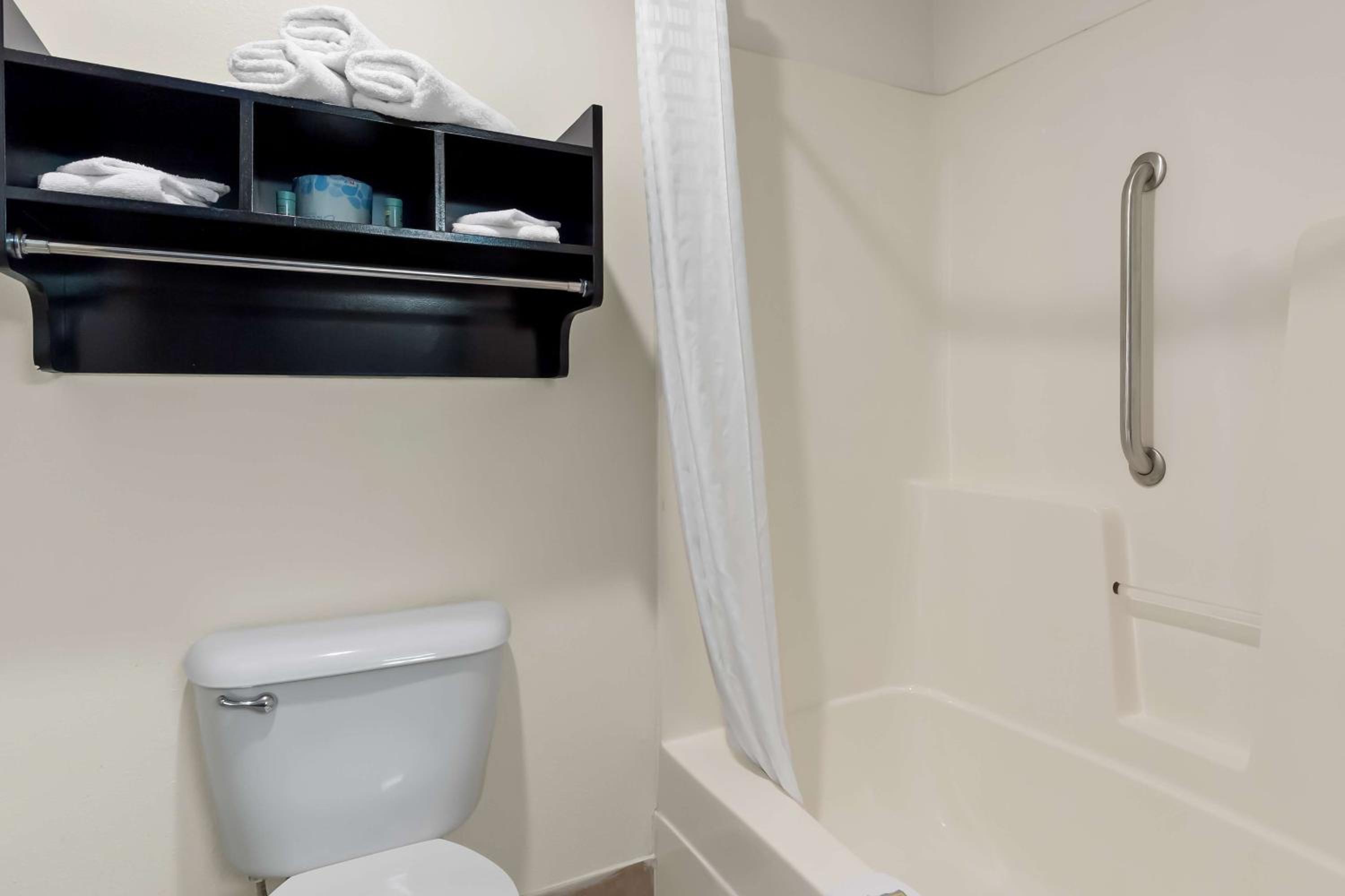 Queen Room with Two Queen Beds - Pet Friendly/Non-Smoking - Photo 4