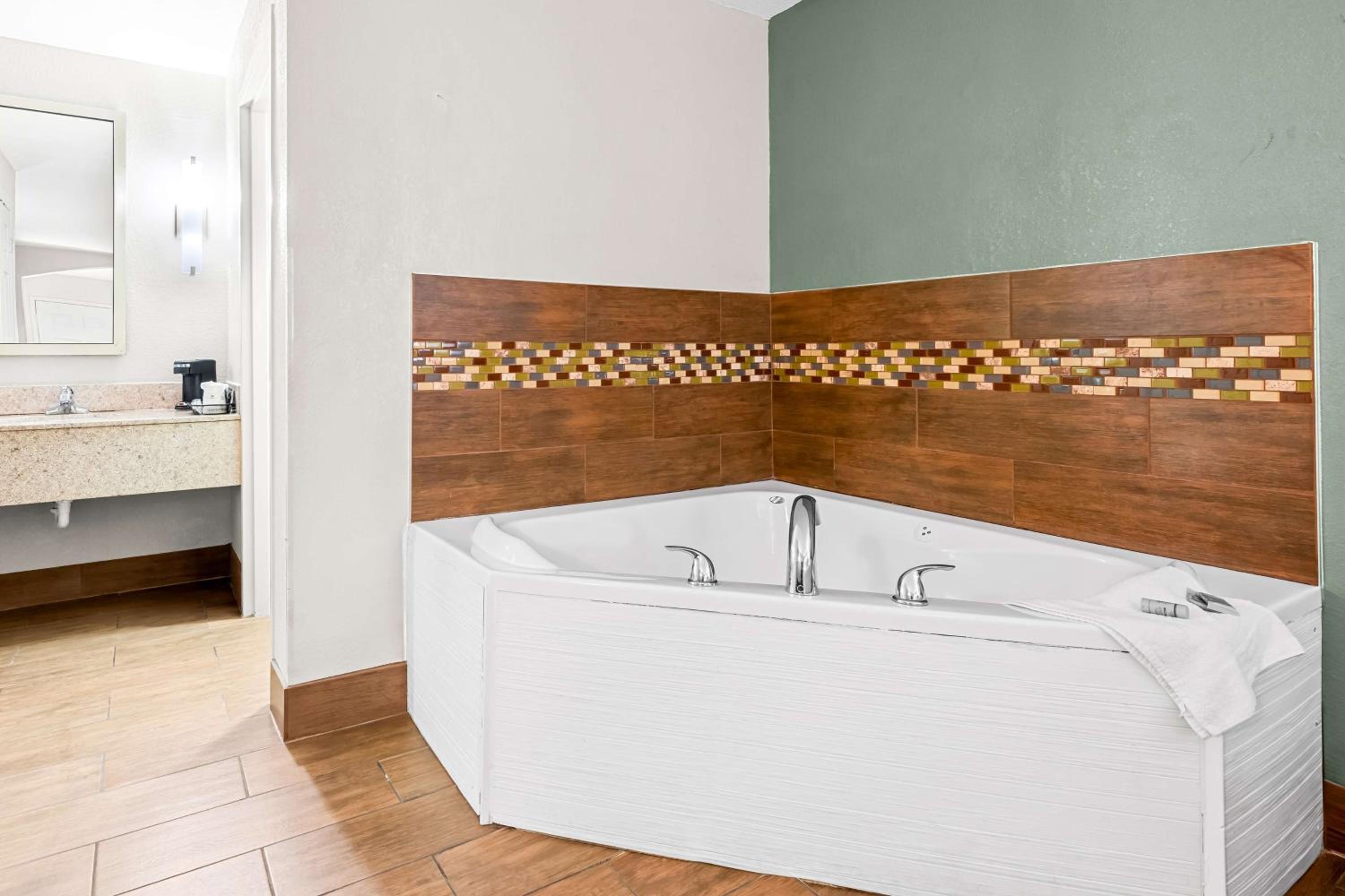King Room with Spa Bath - Non Smoking photo 3