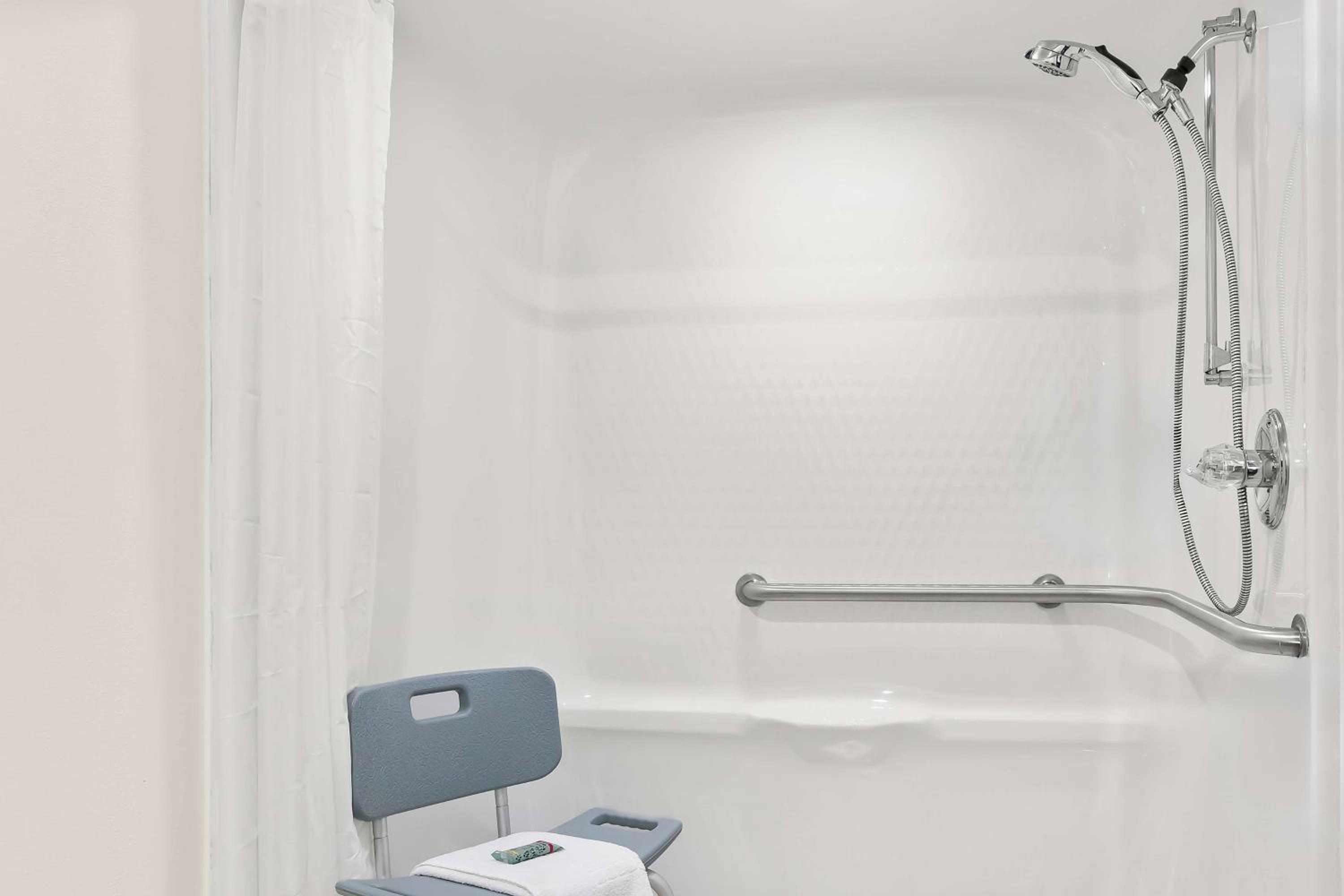 Double Room With Two Double Beds And Roll In Shower - Photo 3