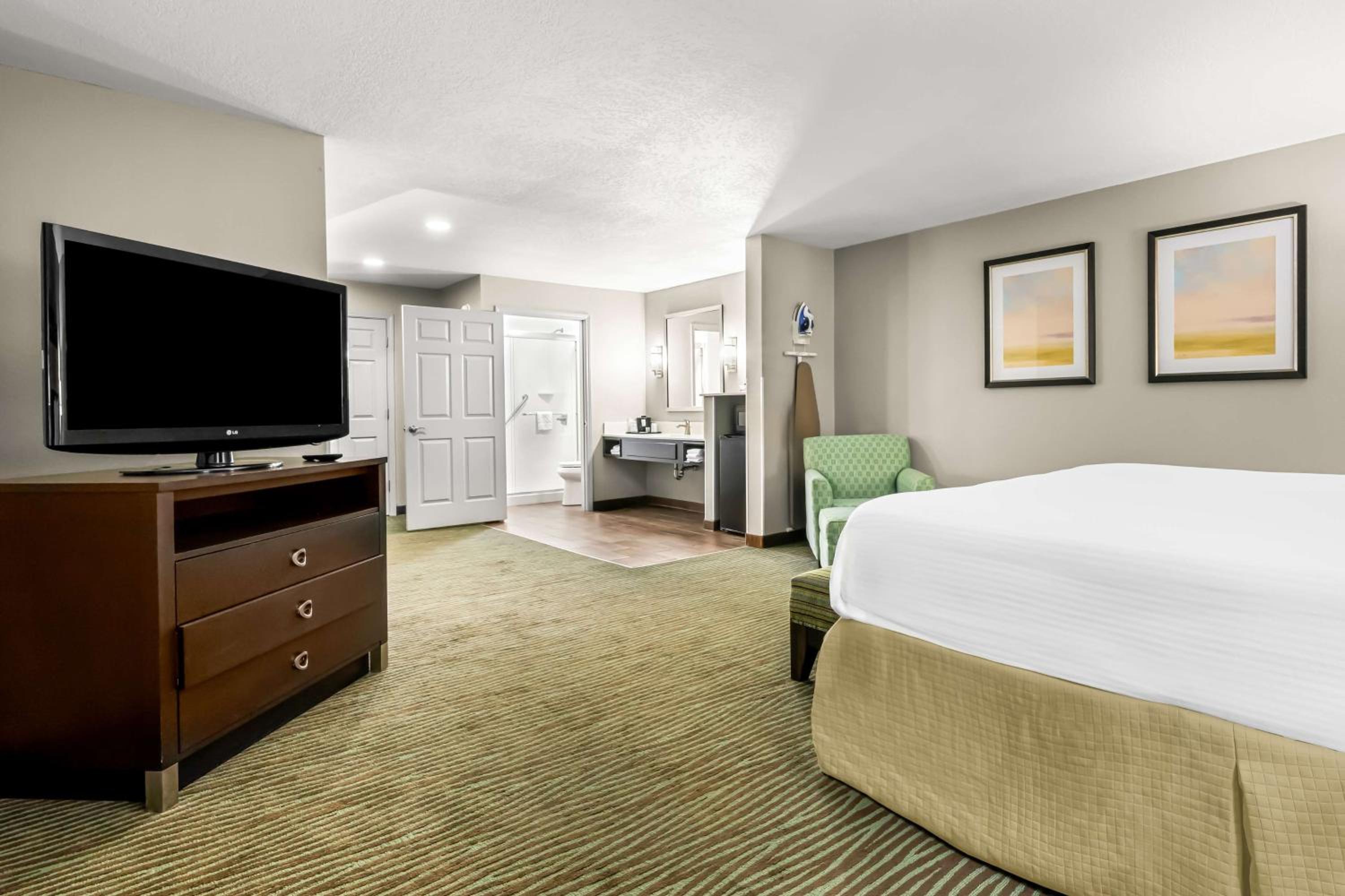 Deluxe King Room - Non Smoking photo 3
