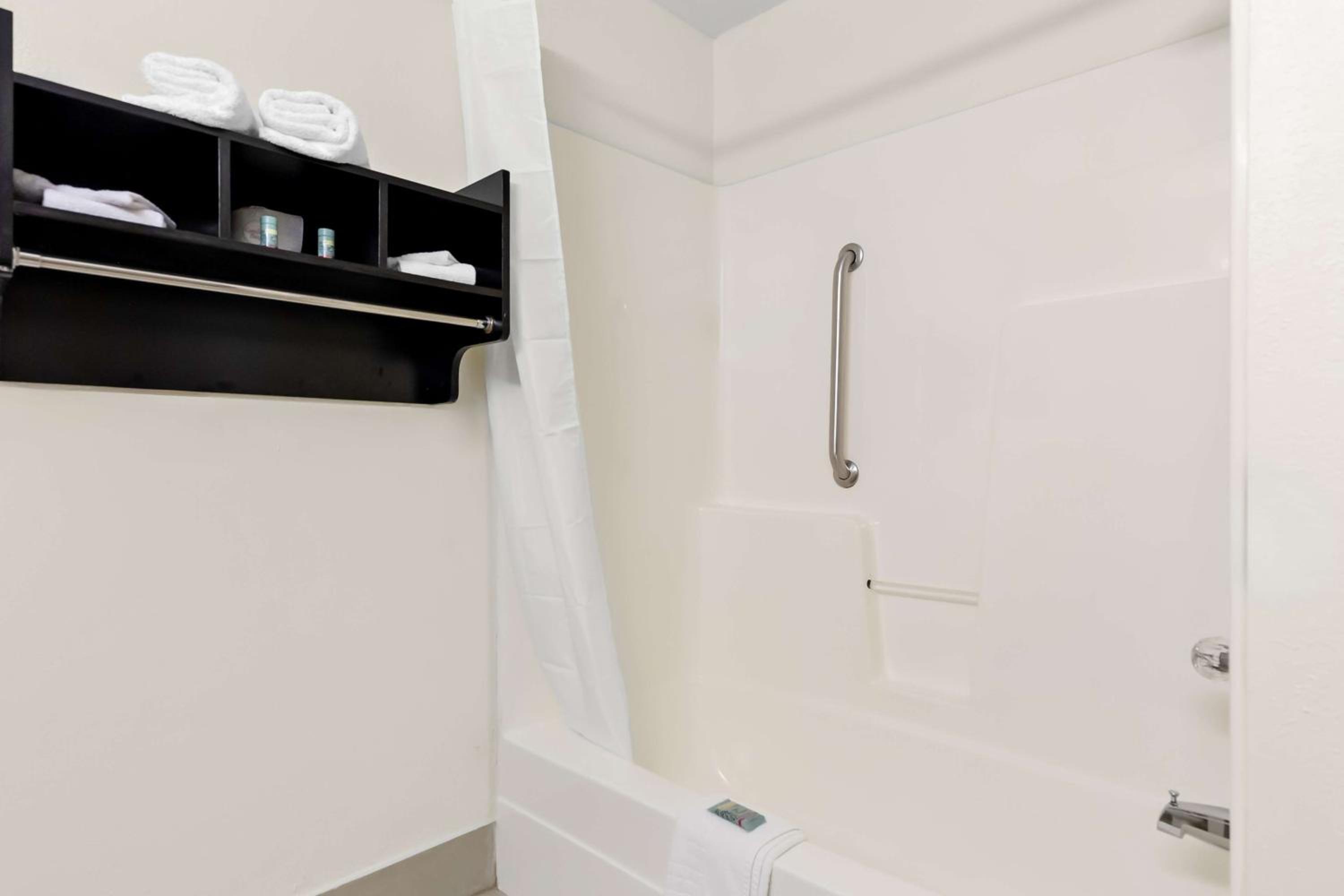 King Room with Sofa Bed - Pet Friendly - Photo 4