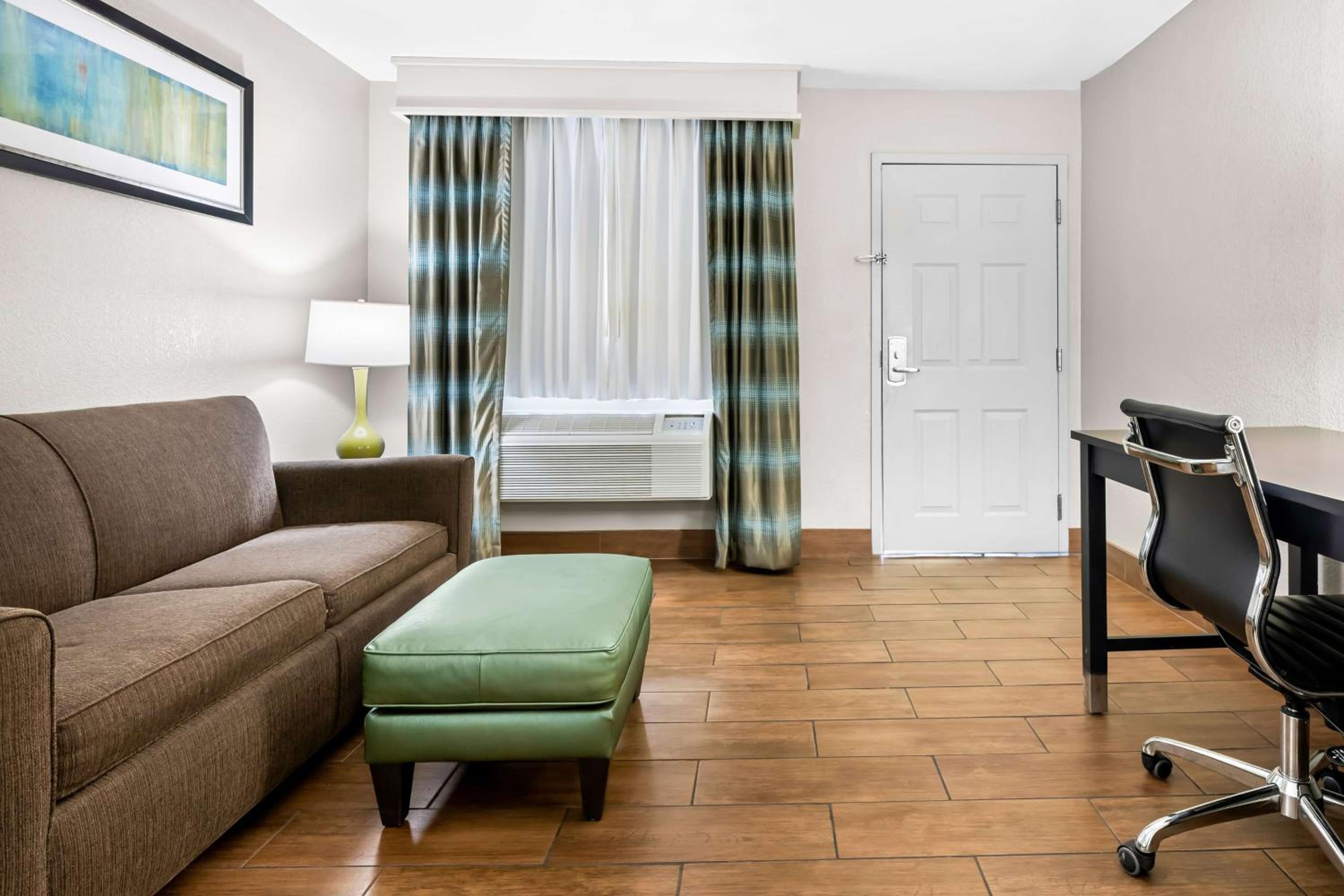 Queen Room - Non Smoking photo 2