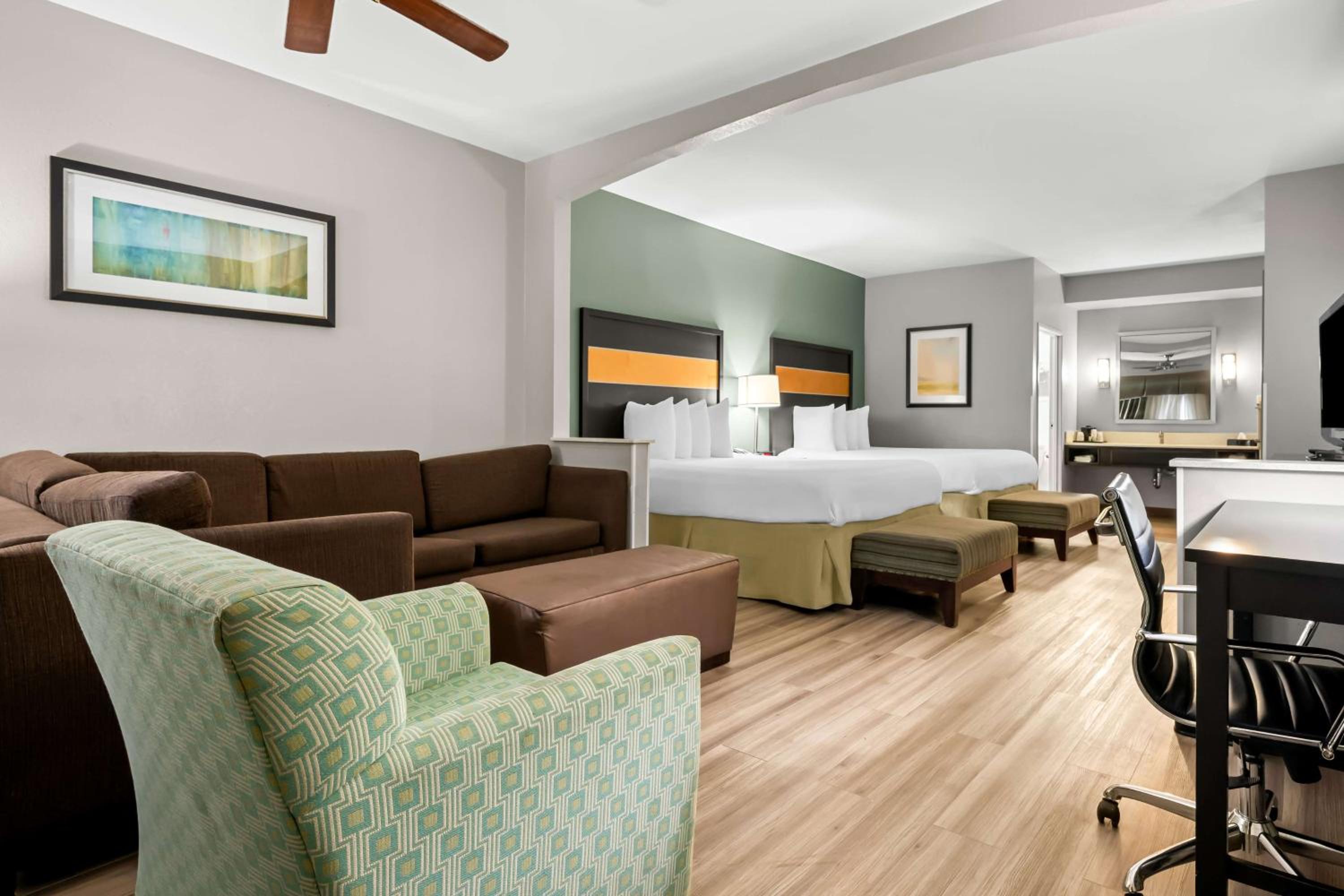Large Queen Room with Two Queen Beds - Non-smoking photo 2