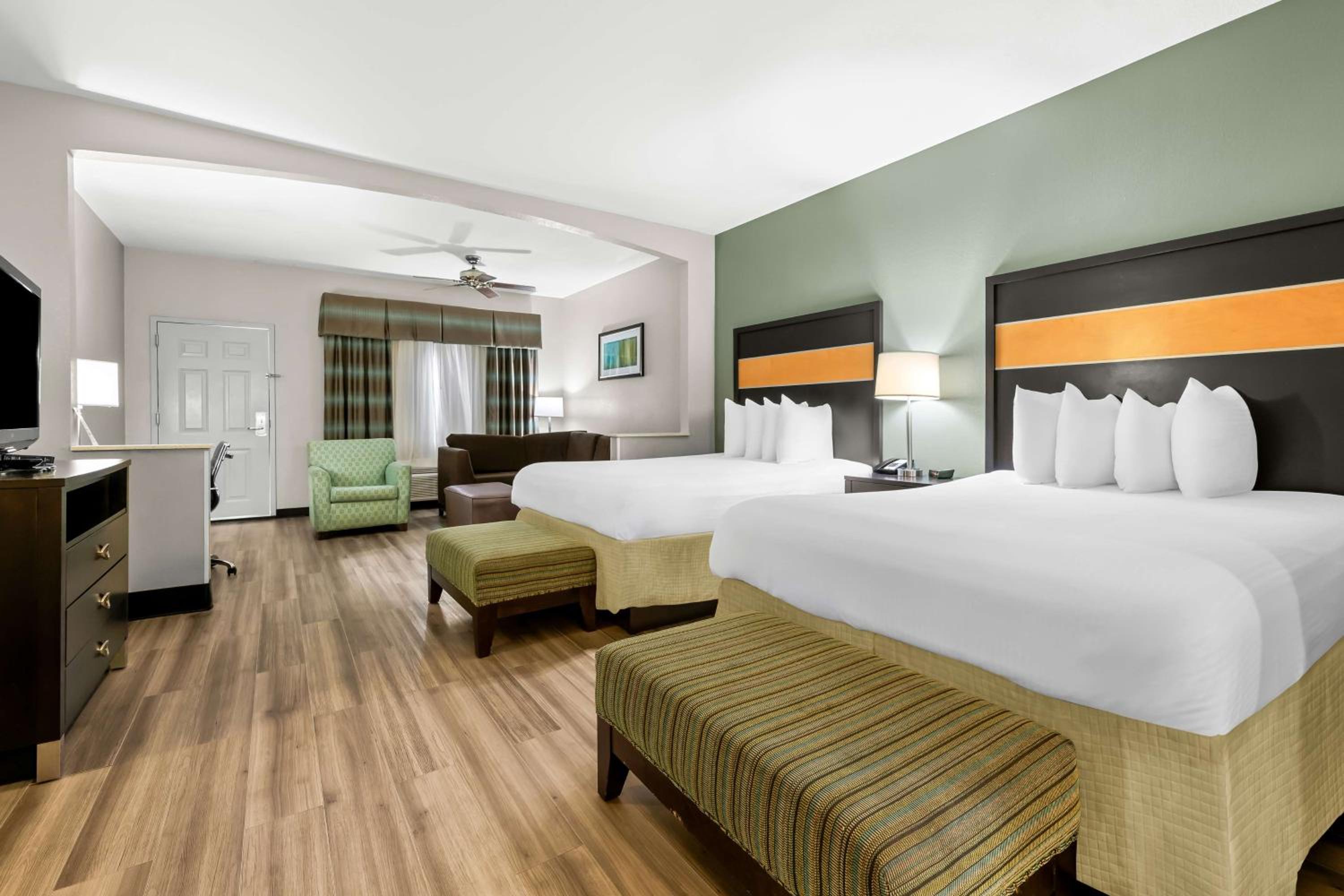 Large Queen Room with Two Queen Beds - Non-smoking photo 1