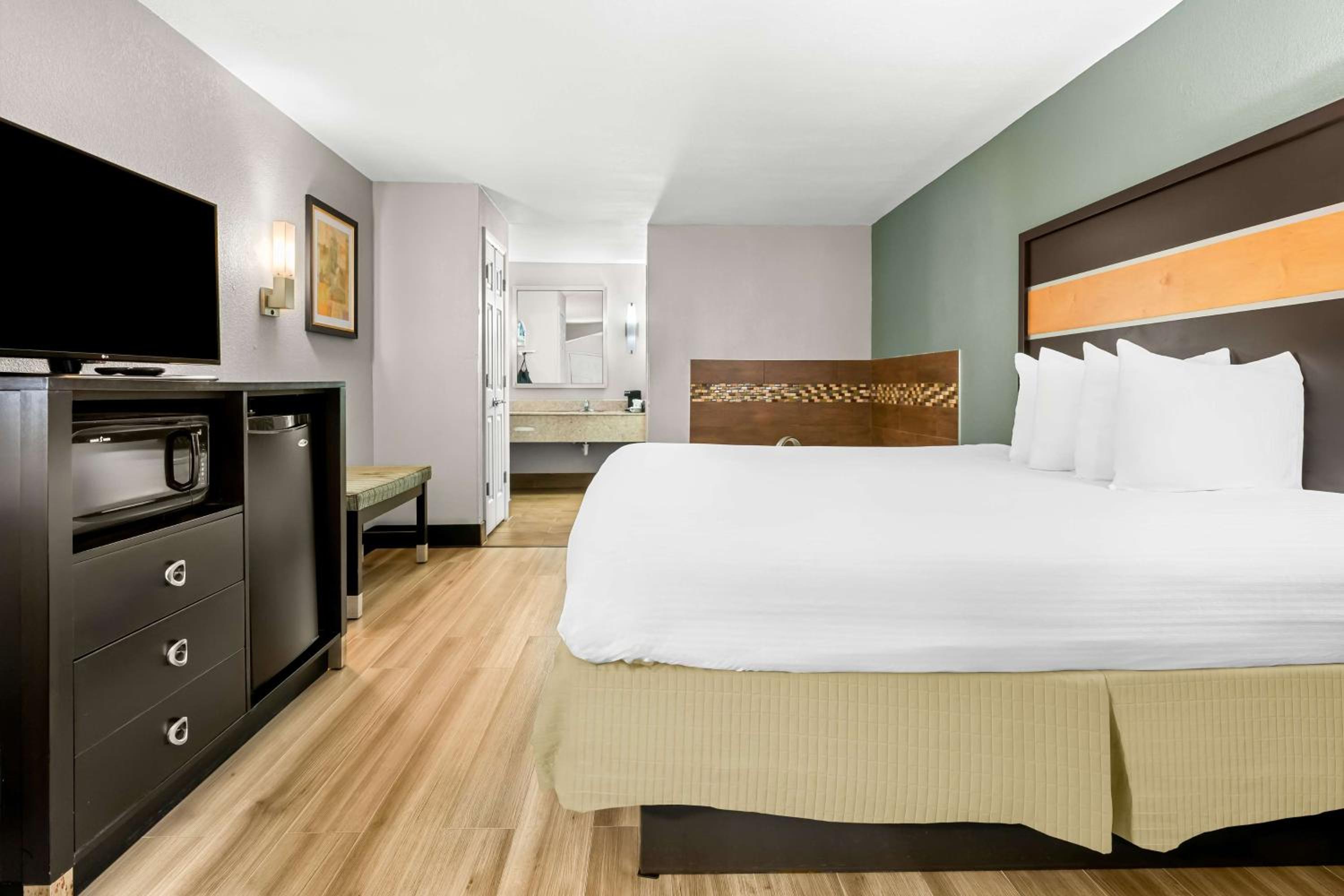 King Room with Spa Bath - Non Smoking photo 2