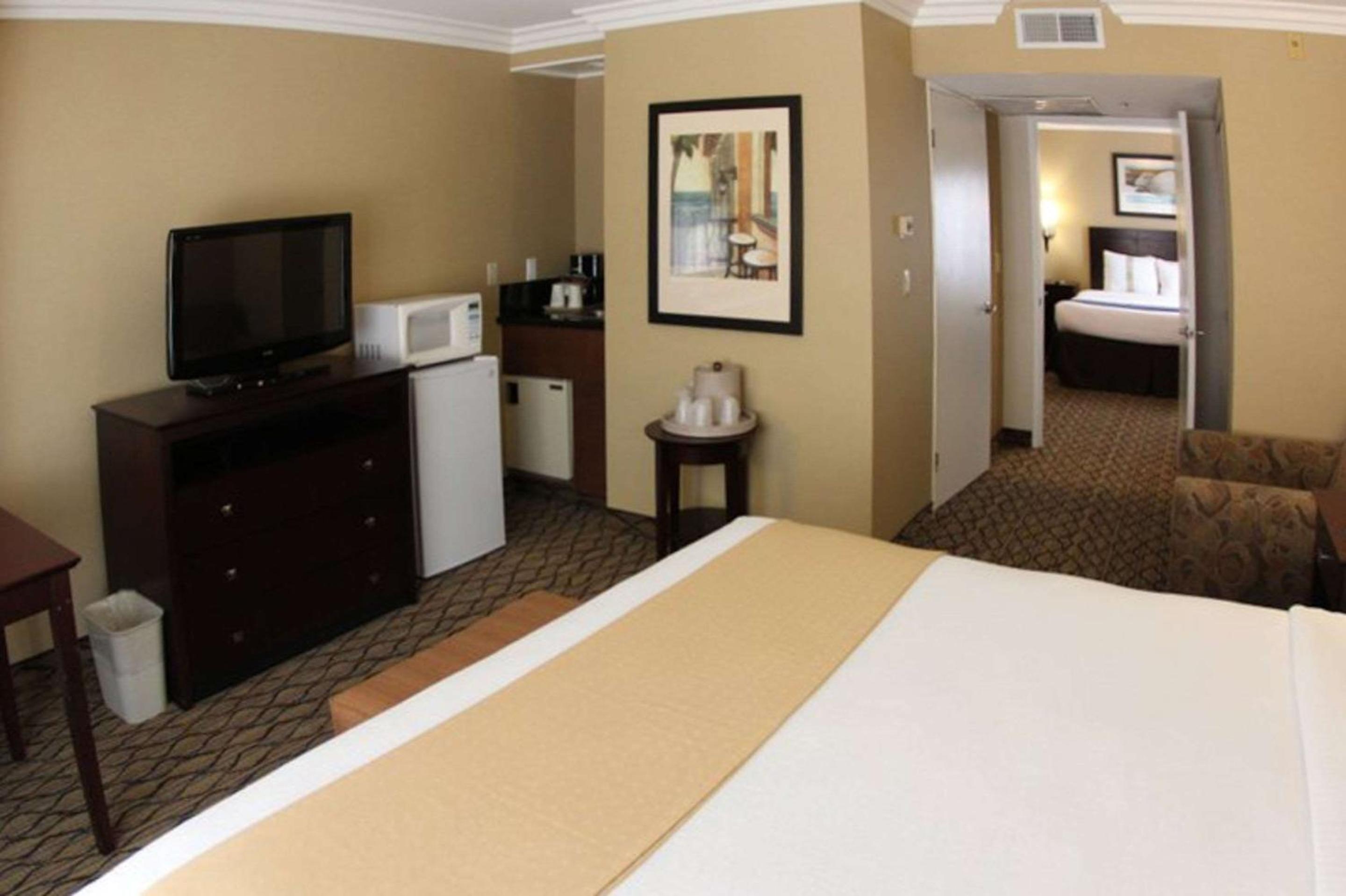 Premium Suite, Two Bedrooms with 1 King Bed and 1 Double Bed, Ocean View, Non Smoking - Photo 8