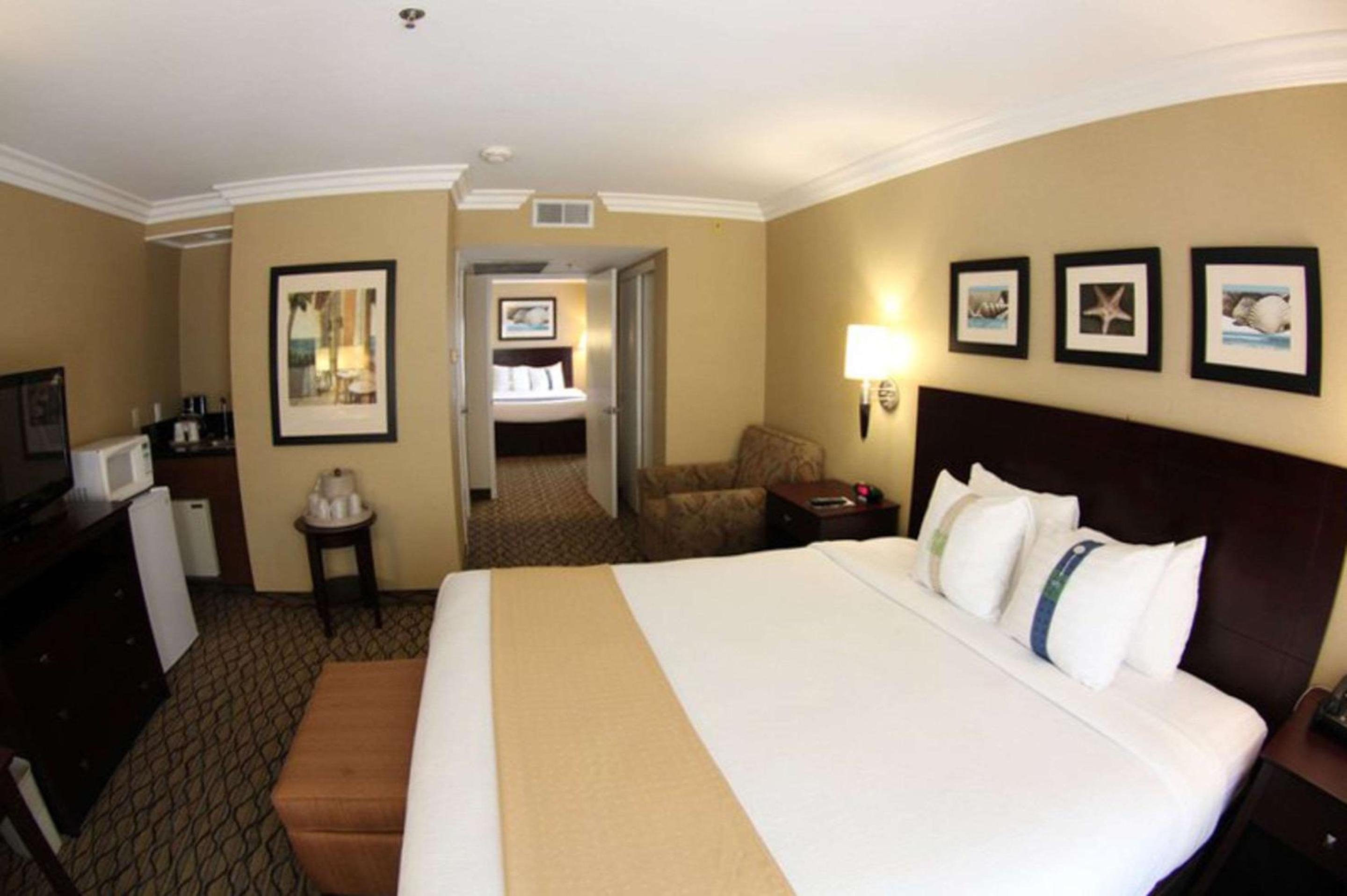 Premium Suite, Two Bedrooms with 1 King Bed and 1 Double Bed, Ocean View, Non Smoking - Photo 1