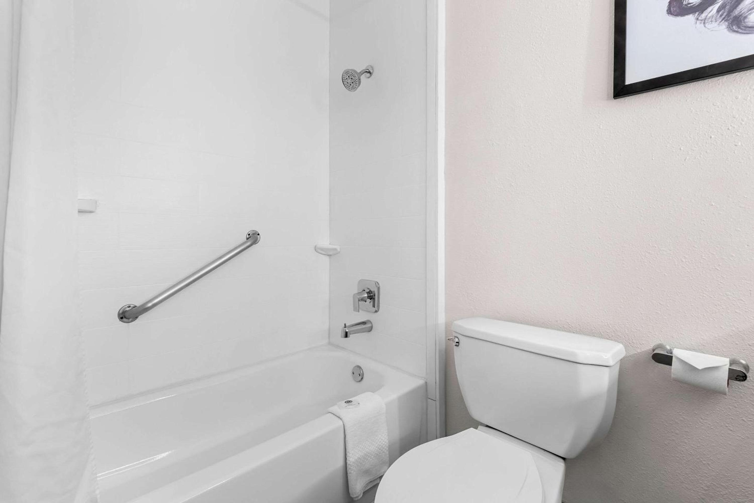 Queen Suite - Non-Smoking - Photo 3
