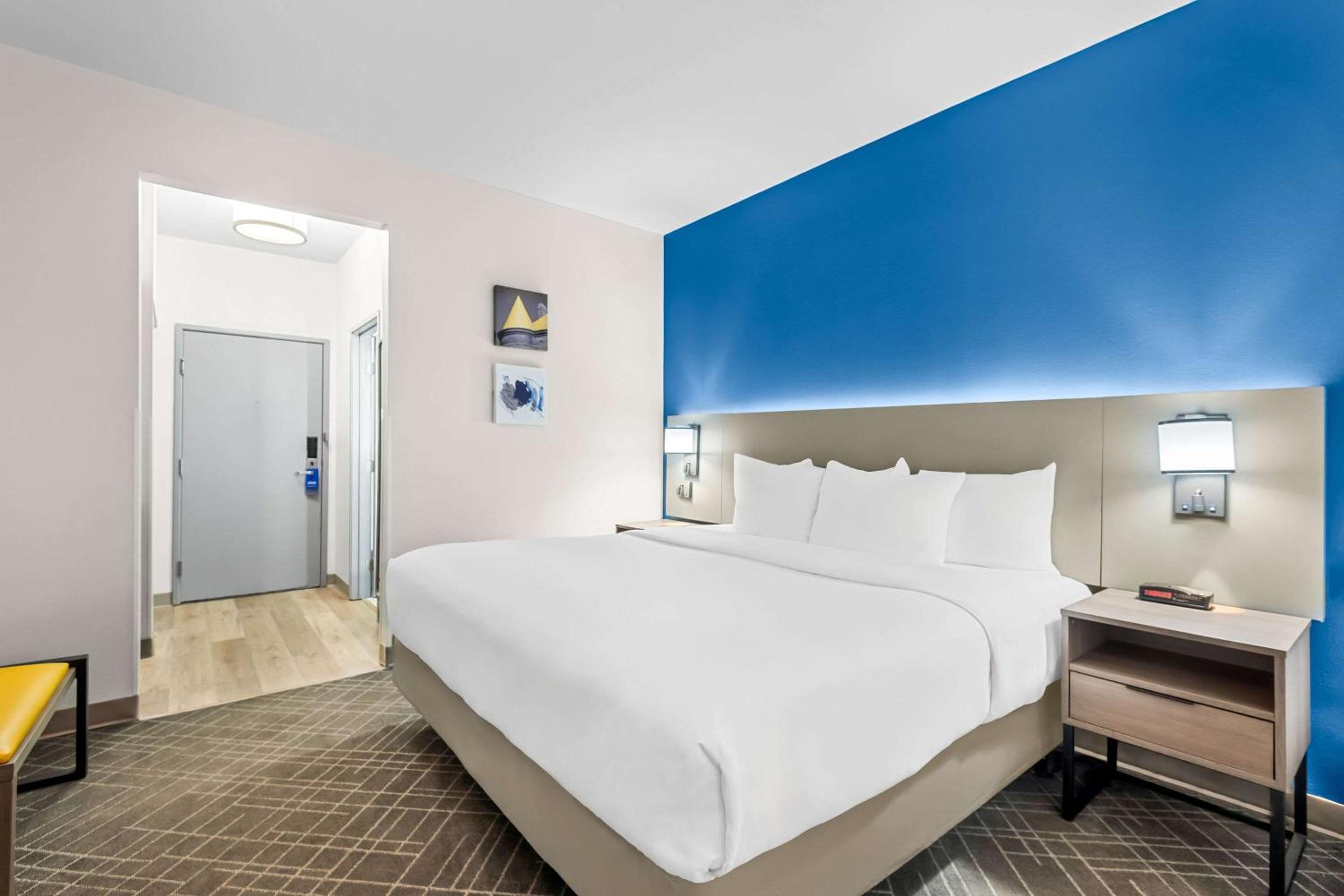 King Suite - Non-Smoking - Photo 4