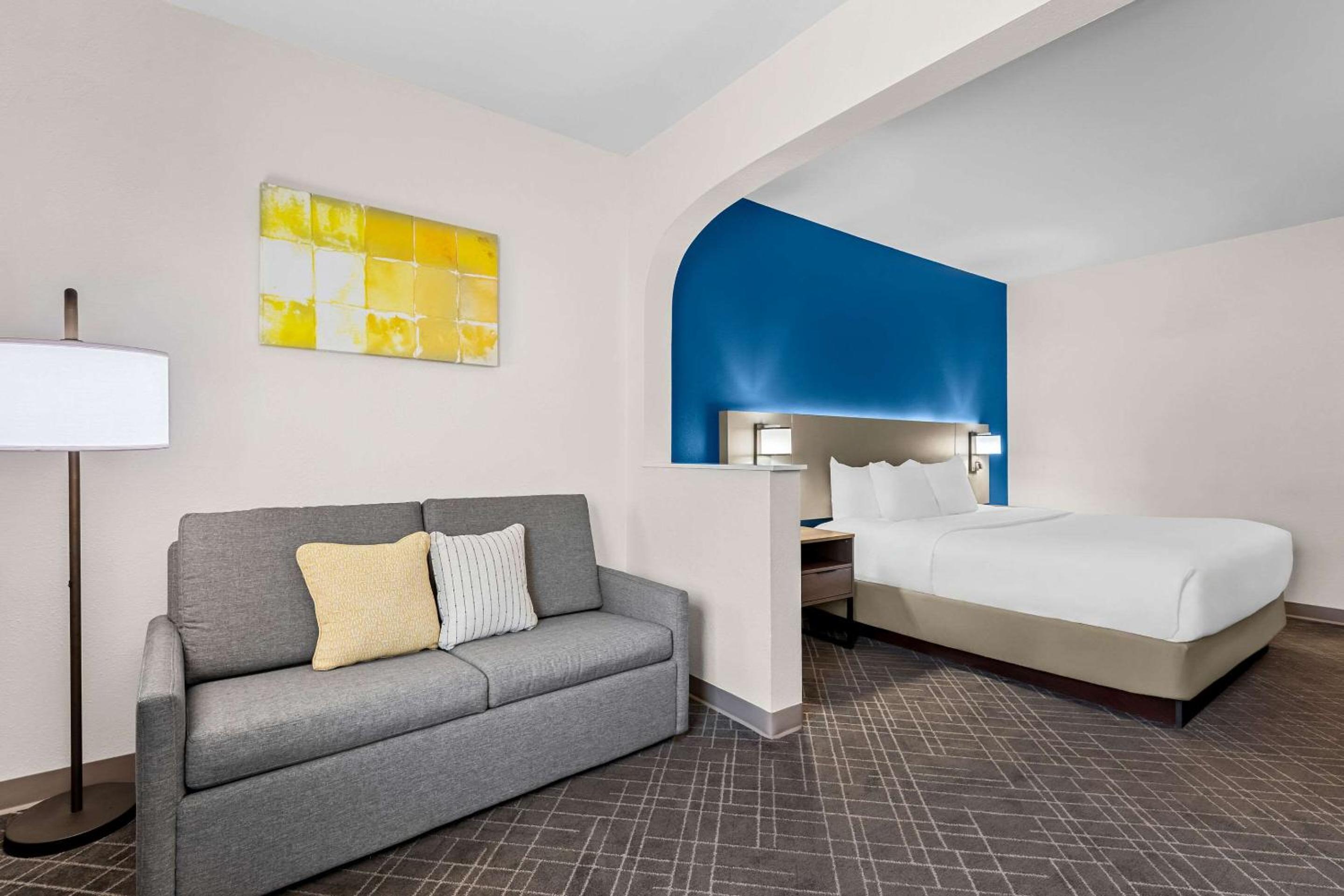King Suite - Non-Smoking - Photo 1
