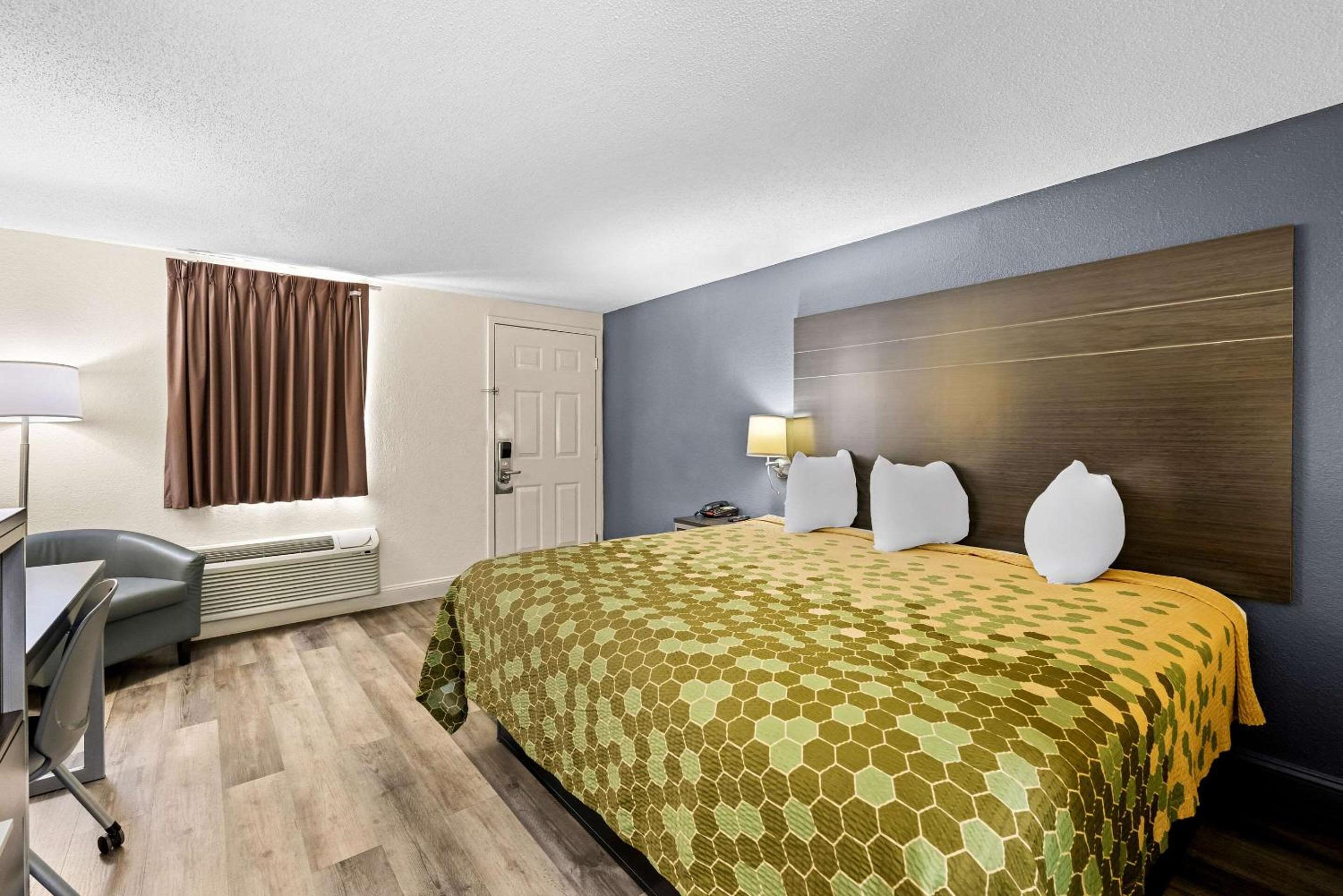 King Room - Non-Smoking - Photo 6