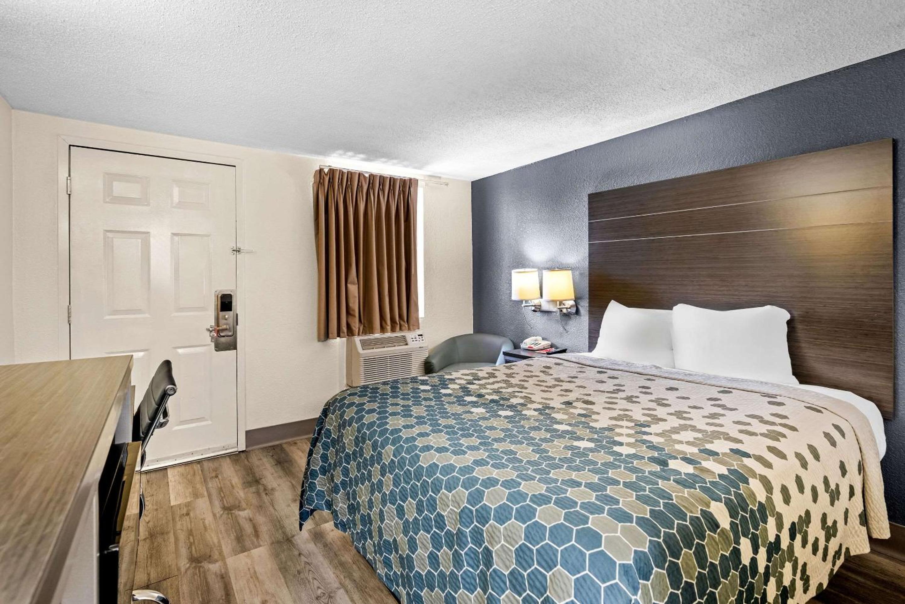 Queen Room - Non-Smoking - Photo 2