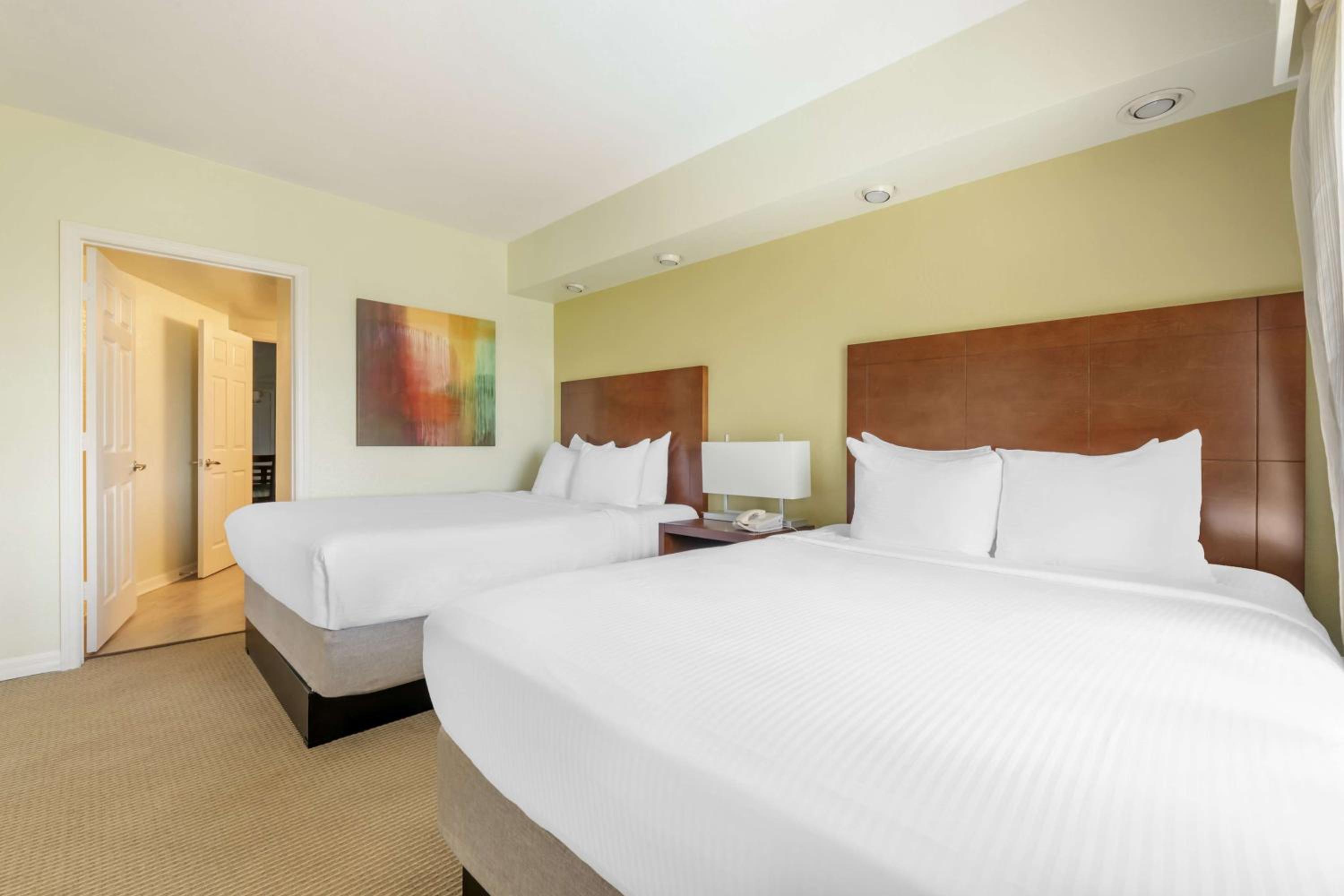 Two Bedroom Suite with Roll-In Shower - Accessible thumbnail 5