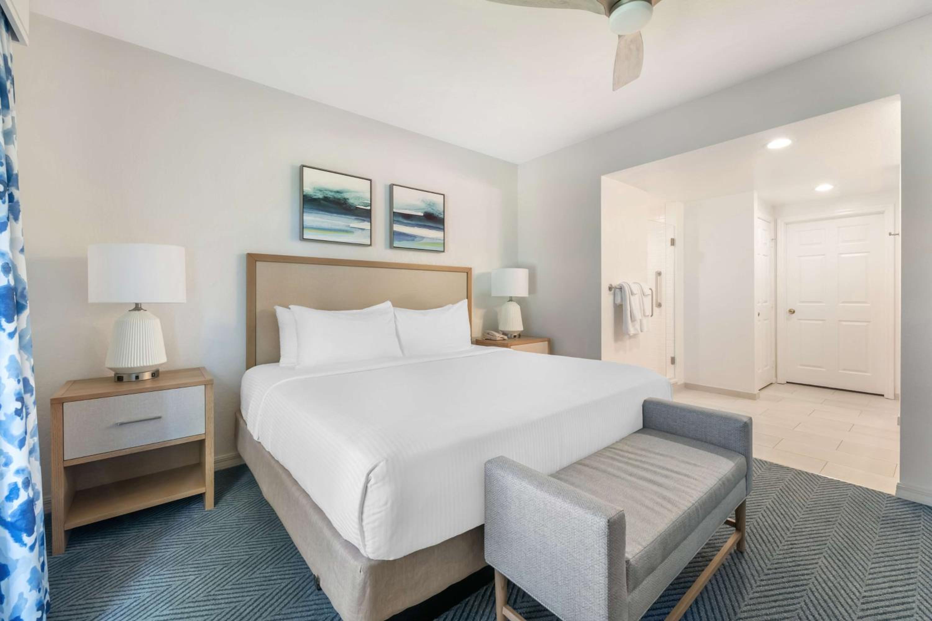 One-Bedroom Deluxe King Suite thumbnail 5