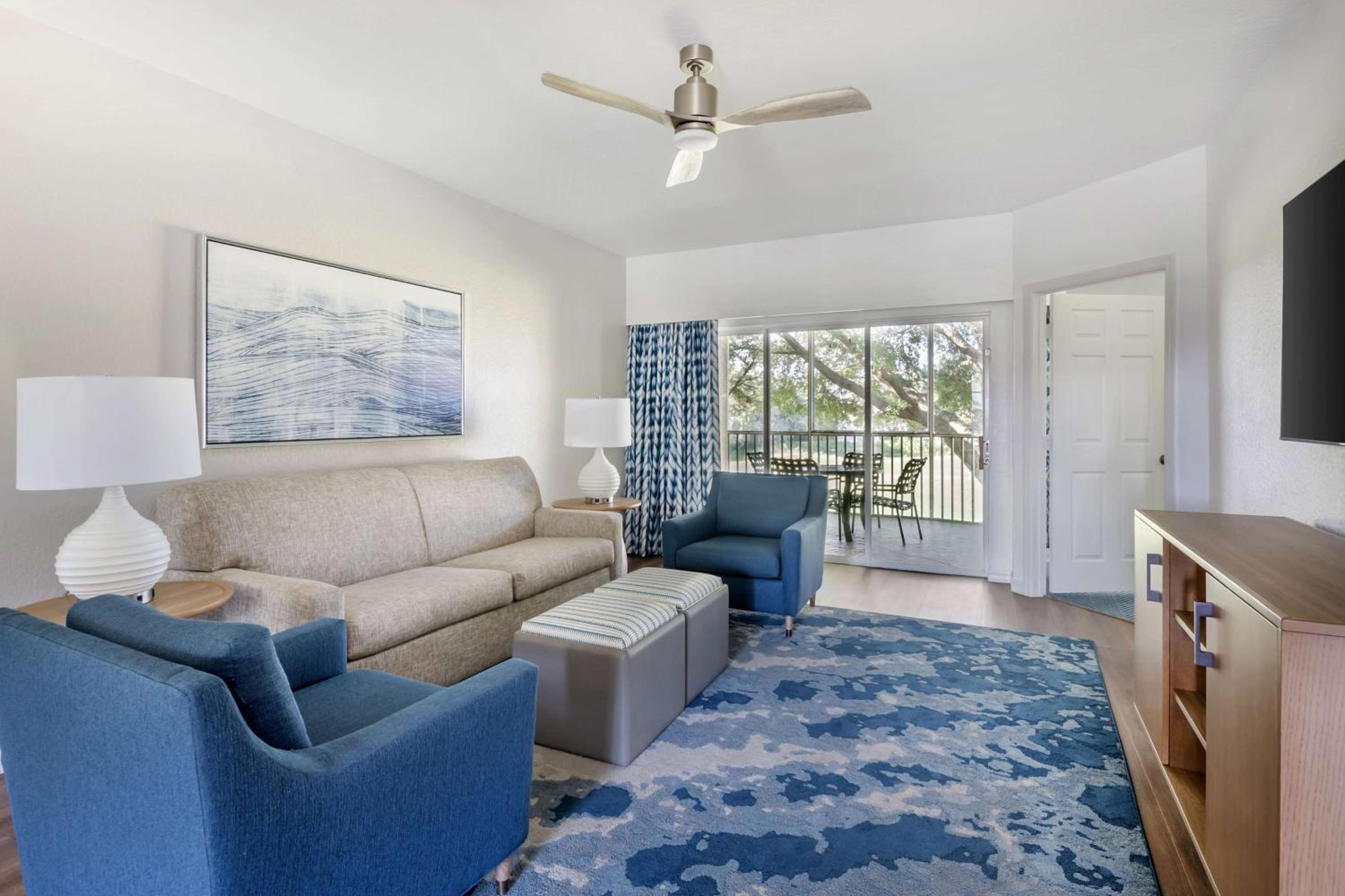 One-Bedroom Deluxe King Suite thumbnail 6