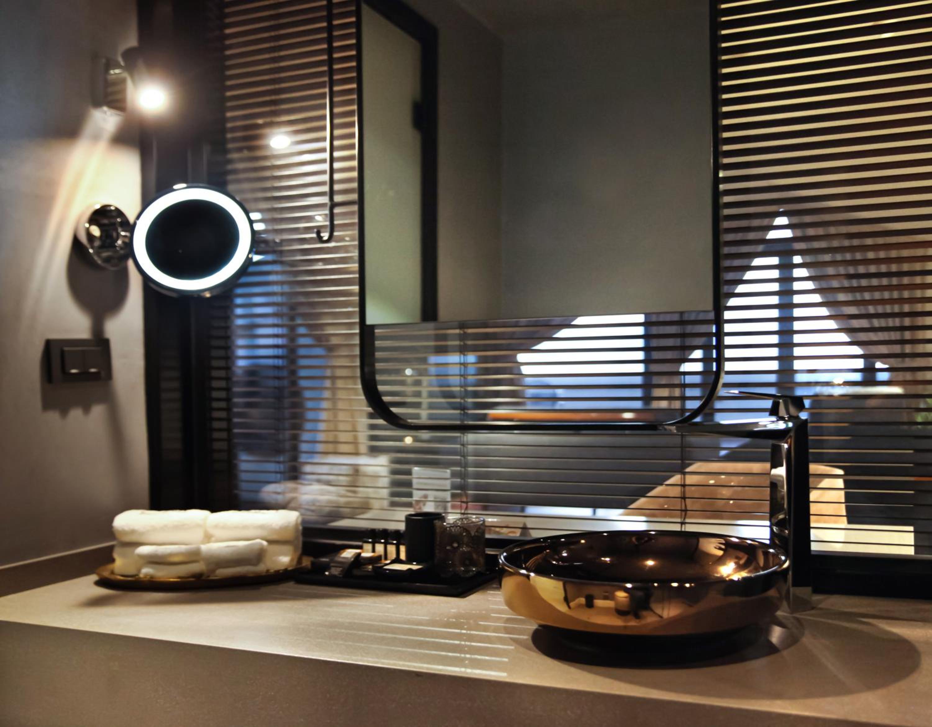 Deluxe King Suite photo 2