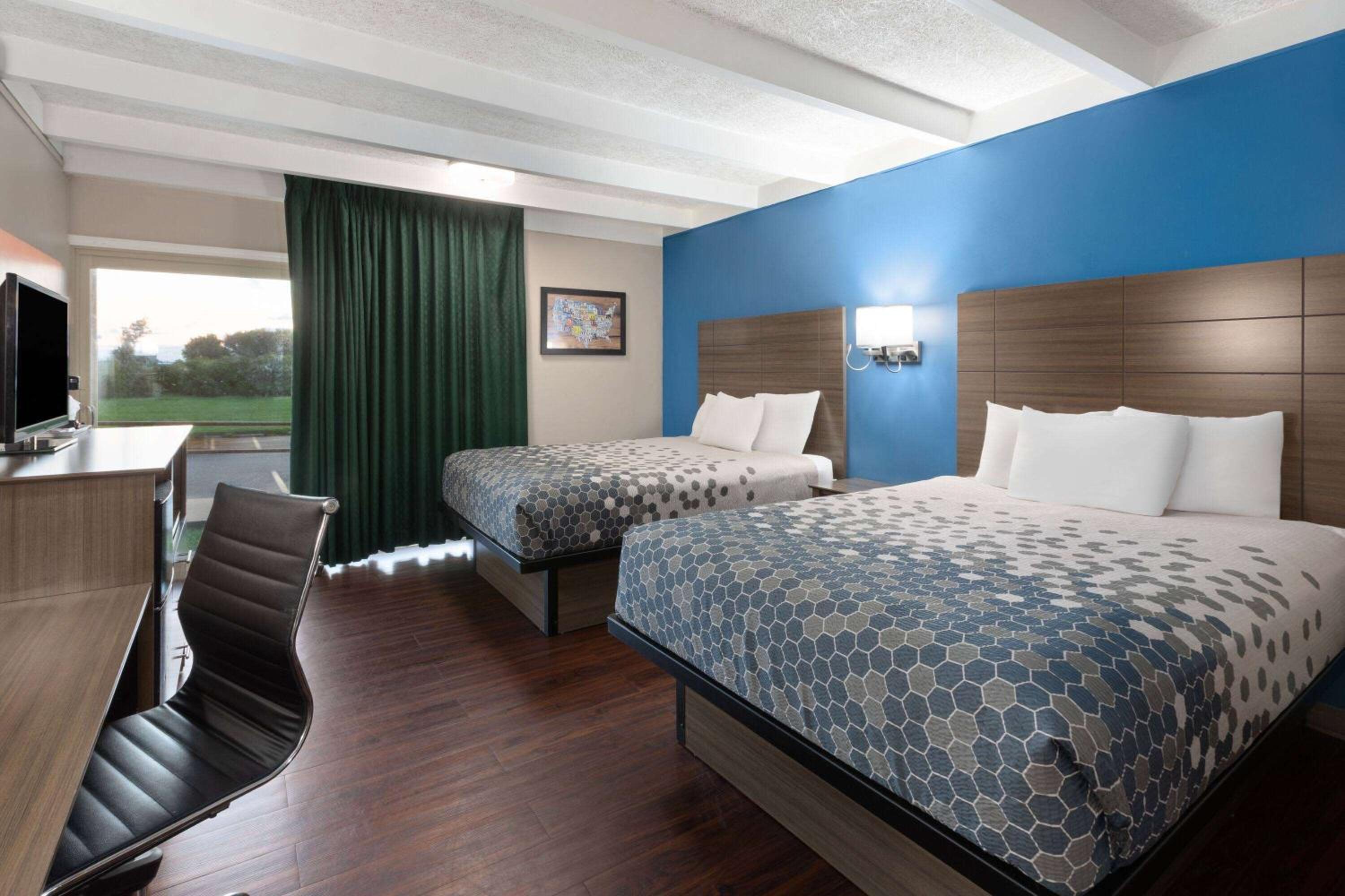 Queen Room with Two Queen Beds - Non-Smoking - Photo 1